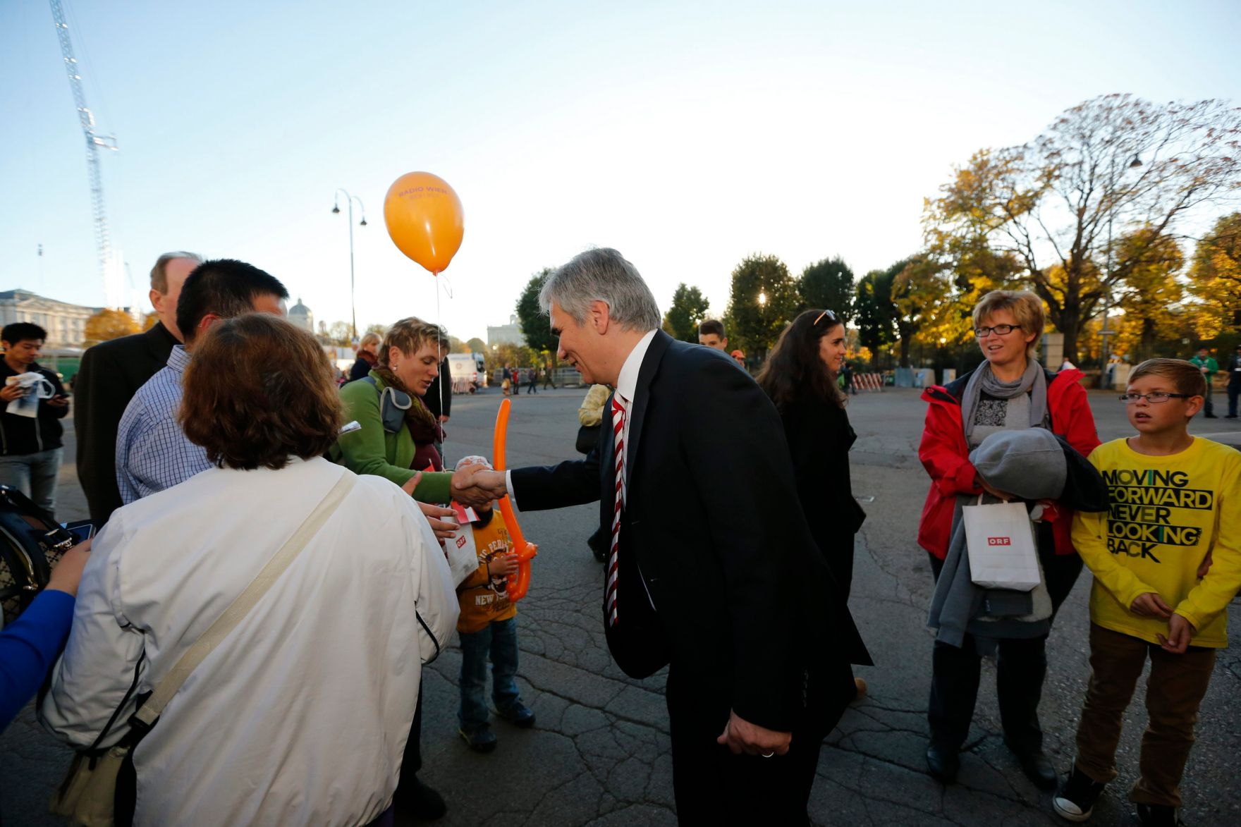Am 26. Oktober 2013 empfing Bundeskanzler Werner Faymann im Rahmen des Nationalfeiertages Besucherinnen und Besucher im Bundeskanzleramt.