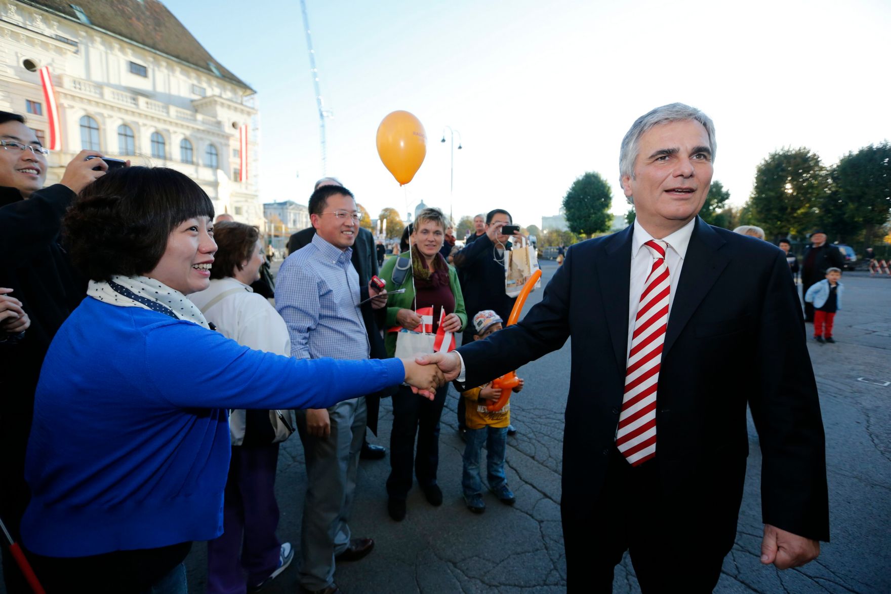 Am 26. Oktober 2013 empfing Bundeskanzler Werner Faymann im Rahmen des Nationalfeiertages Besucherinnen und Besucher im Bundeskanzleramt.