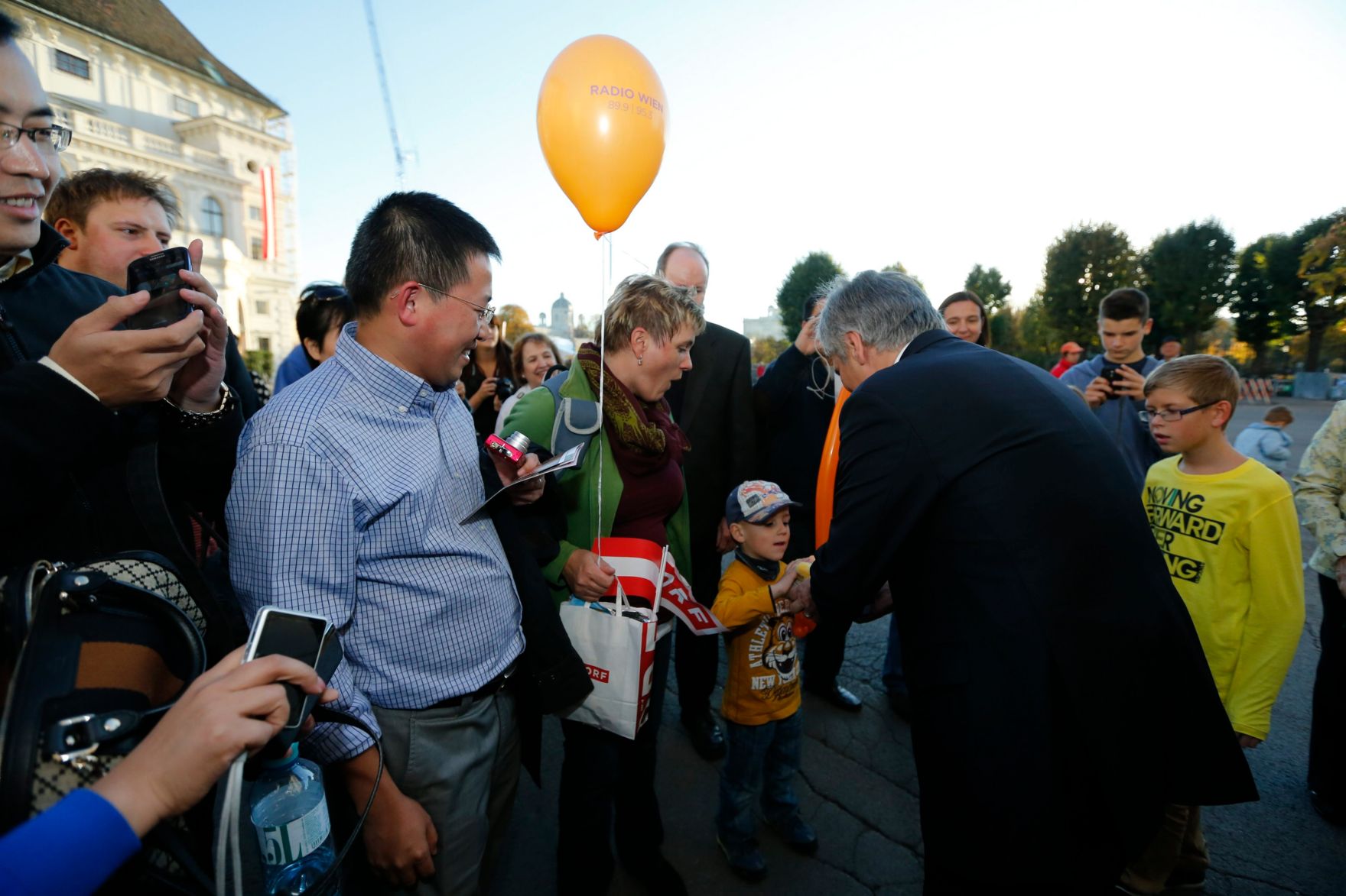 Am 26. Oktober 2013 empfing Bundeskanzler Werner Faymann im Rahmen des Nationalfeiertages Besucherinnen und Besucher im Bundeskanzleramt.