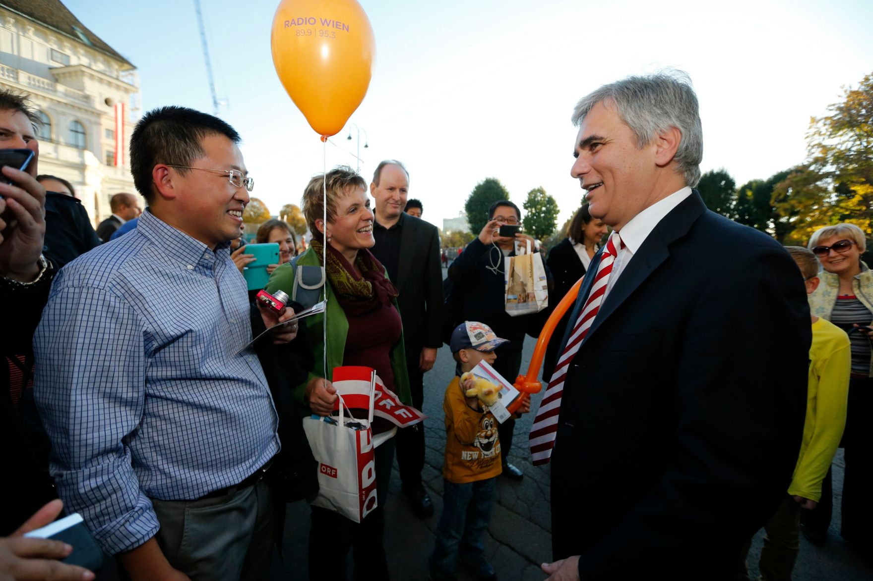 Am 26. Oktober 2013 empfing Bundeskanzler Werner Faymann im Rahmen des Nationalfeiertages Besucherinnen und Besucher im Bundeskanzleramt.