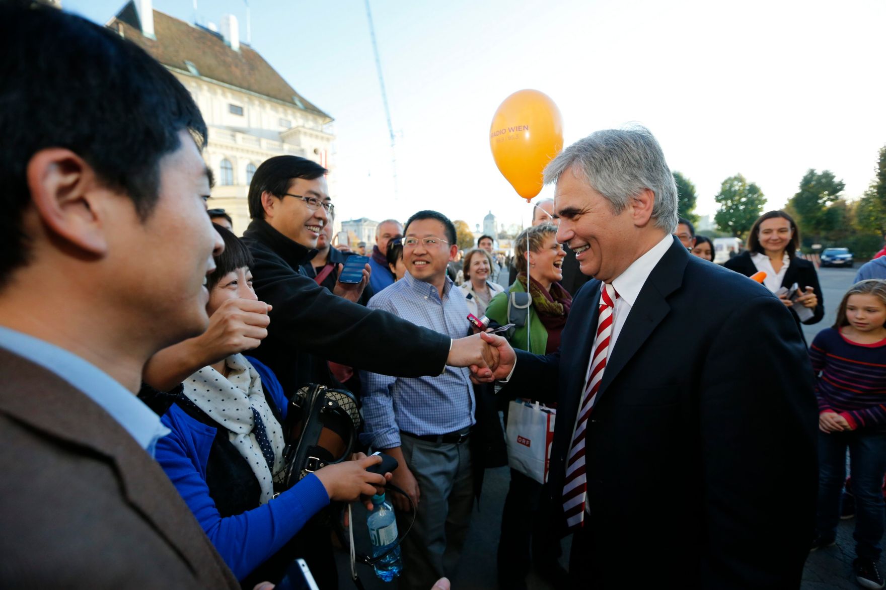 Am 26. Oktober 2013 empfing Bundeskanzler Werner Faymann im Rahmen des Nationalfeiertages Besucherinnen und Besucher im Bundeskanzleramt.