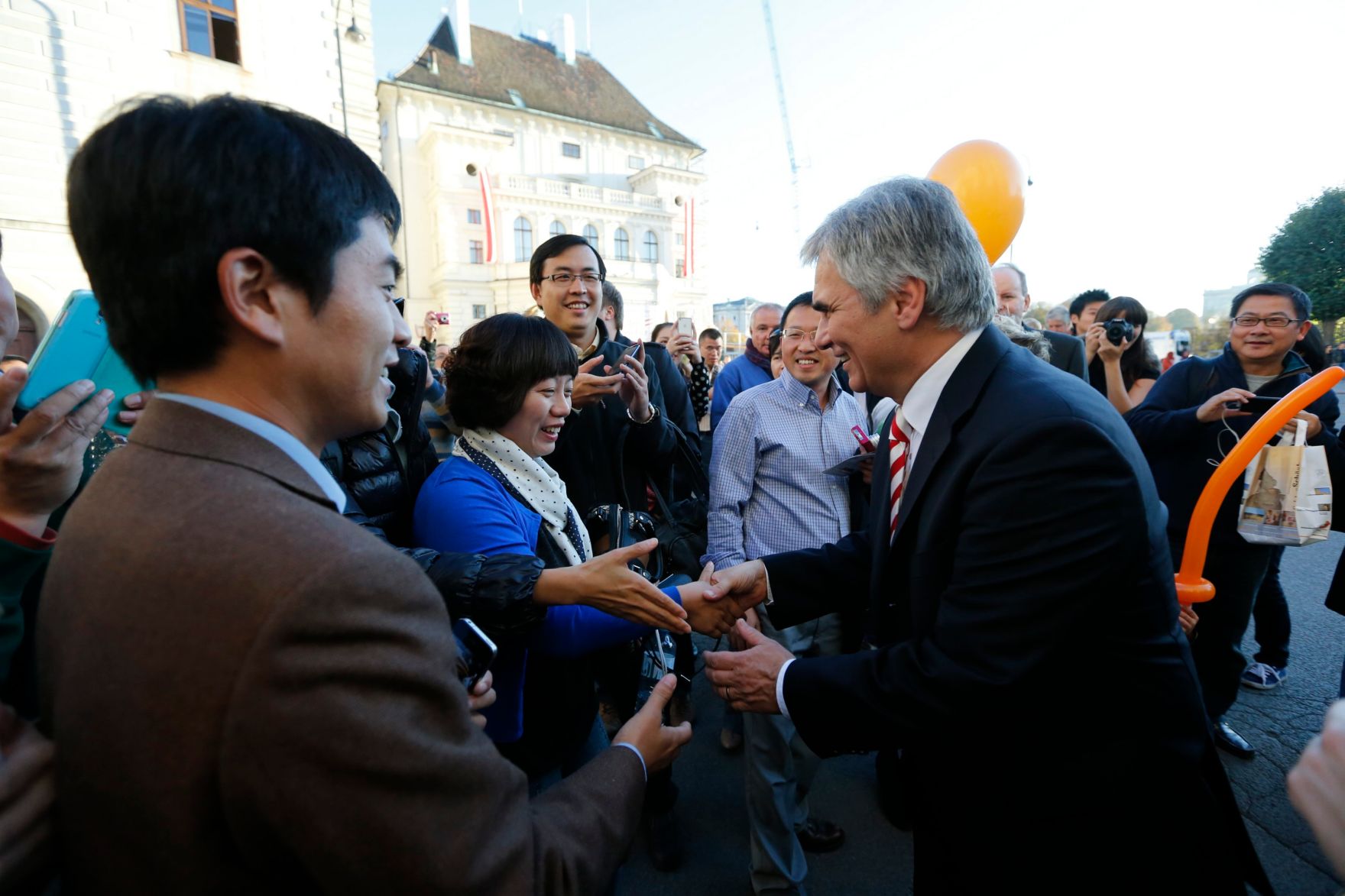 Am 26. Oktober 2013 empfing Bundeskanzler Werner Faymann im Rahmen des Nationalfeiertages Besucherinnen und Besucher im Bundeskanzleramt.