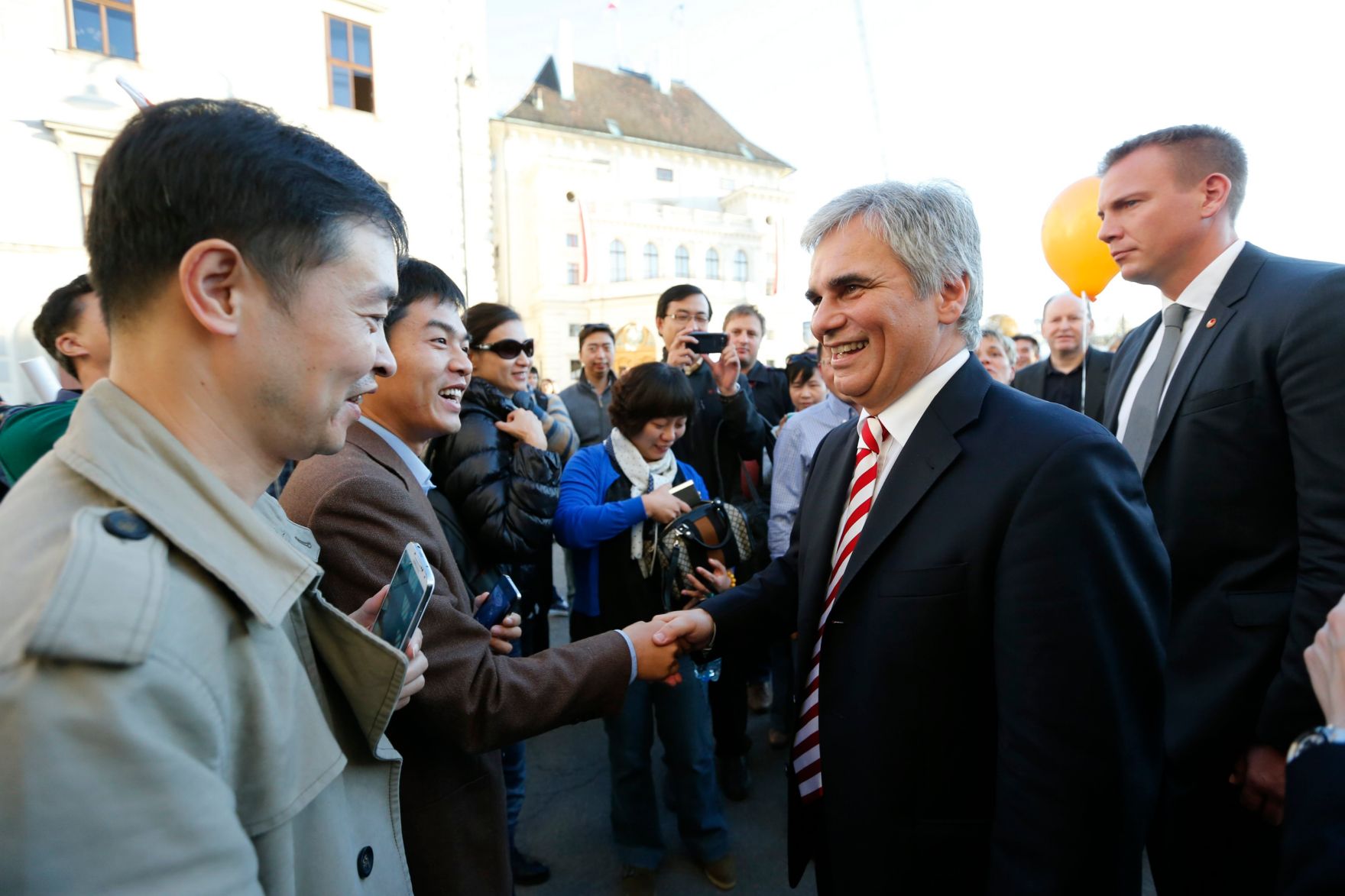 Am 26. Oktober 2013 empfing Bundeskanzler Werner Faymann im Rahmen des Nationalfeiertages Besucherinnen und Besucher im Bundeskanzleramt.