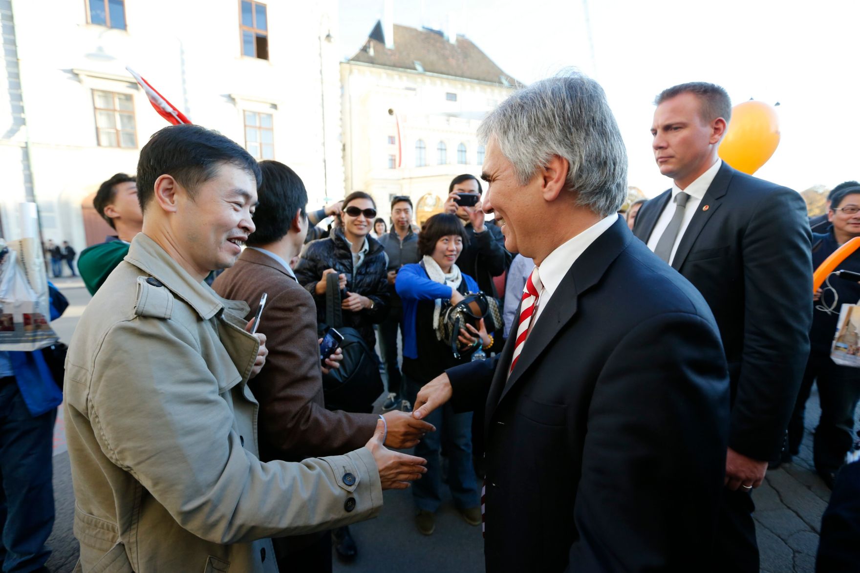 Am 26. Oktober 2013 empfing Bundeskanzler Werner Faymann im Rahmen des Nationalfeiertages Besucherinnen und Besucher im Bundeskanzleramt.