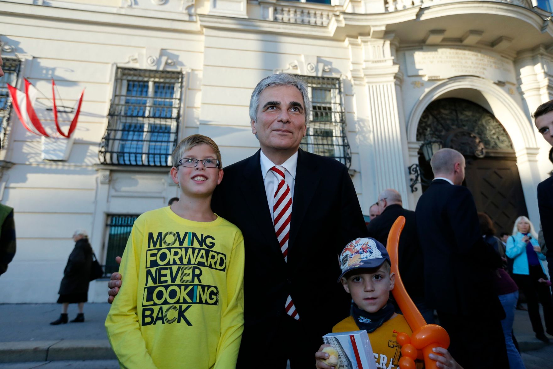 Am 26. Oktober 2013 empfing Bundeskanzler Werner Faymann im Rahmen des Nationalfeiertages Besucherinnen und Besucher im Bundeskanzleramt.