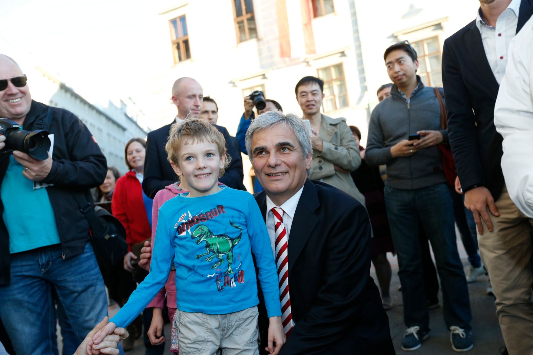 Am 26. Oktober 2013 empfing Bundeskanzler Werner Faymann im Rahmen des Nationalfeiertages Besucherinnen und Besucher im Bundeskanzleramt.