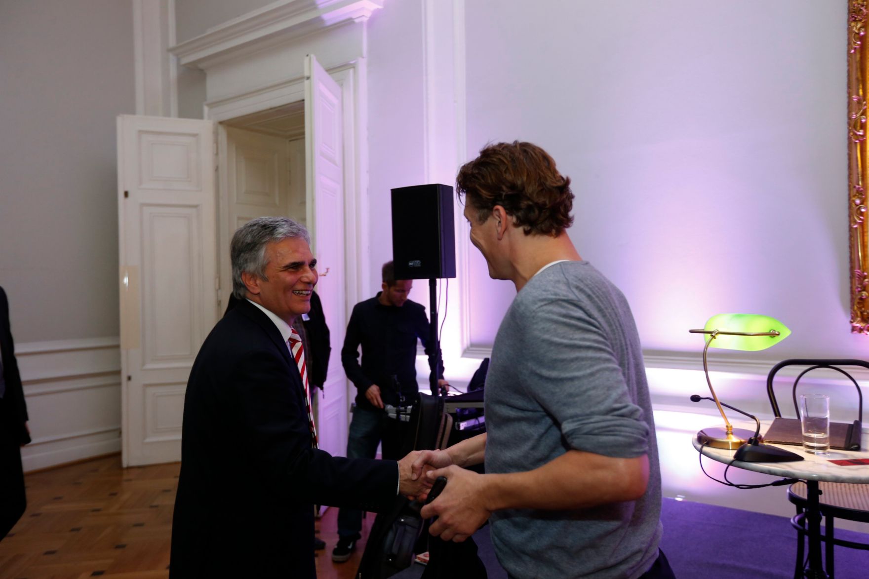 Am 26. Oktober 2013 empfing Bundeskanzler Werner Faymann im Rahmen des Nationalfeiertages Besucherinnen und Besucher im Bundeskanzleramt.
