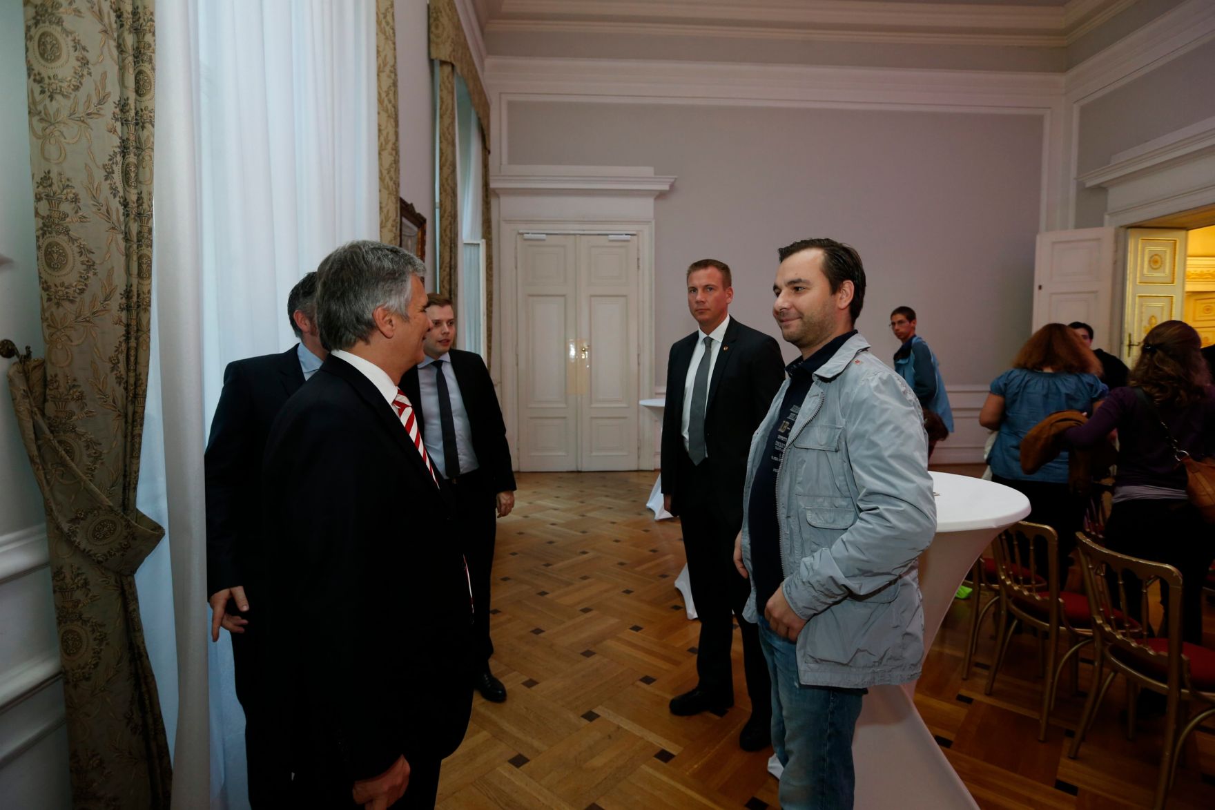 Am 26. Oktober 2013 empfing Bundeskanzler Werner Faymann im Rahmen des Nationalfeiertages Besucherinnen und Besucher im Bundeskanzleramt.