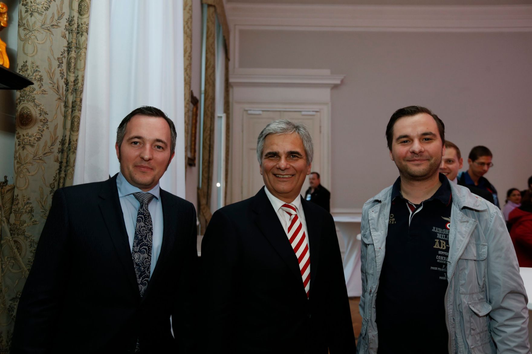 Am 26. Oktober 2013 empfing Bundeskanzler Werner Faymann im Rahmen des Nationalfeiertages Besucherinnen und Besucher im Bundeskanzleramt.