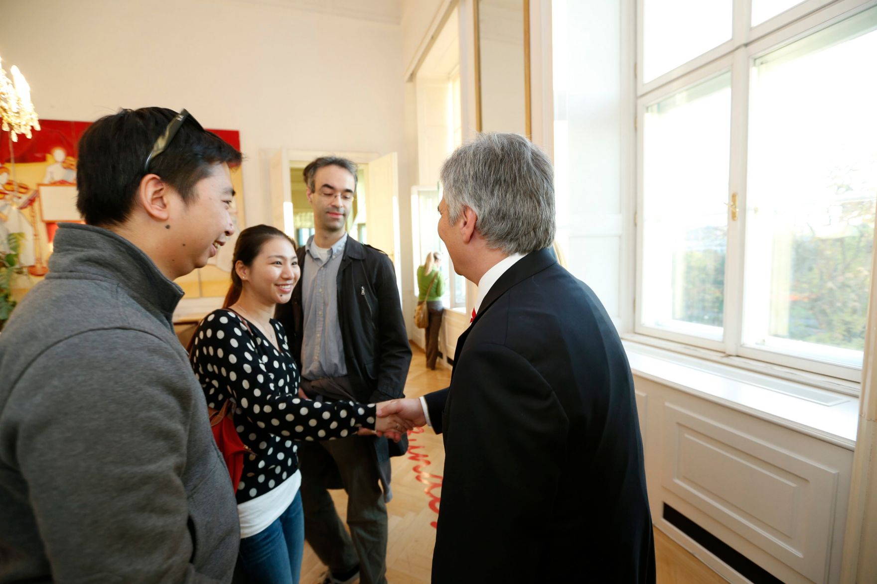 Am 26. Oktober 2013 empfing Bundeskanzler Werner Faymann im Rahmen des Nationalfeiertages Besucherinnen und Besucher im Bundeskanzleramt.