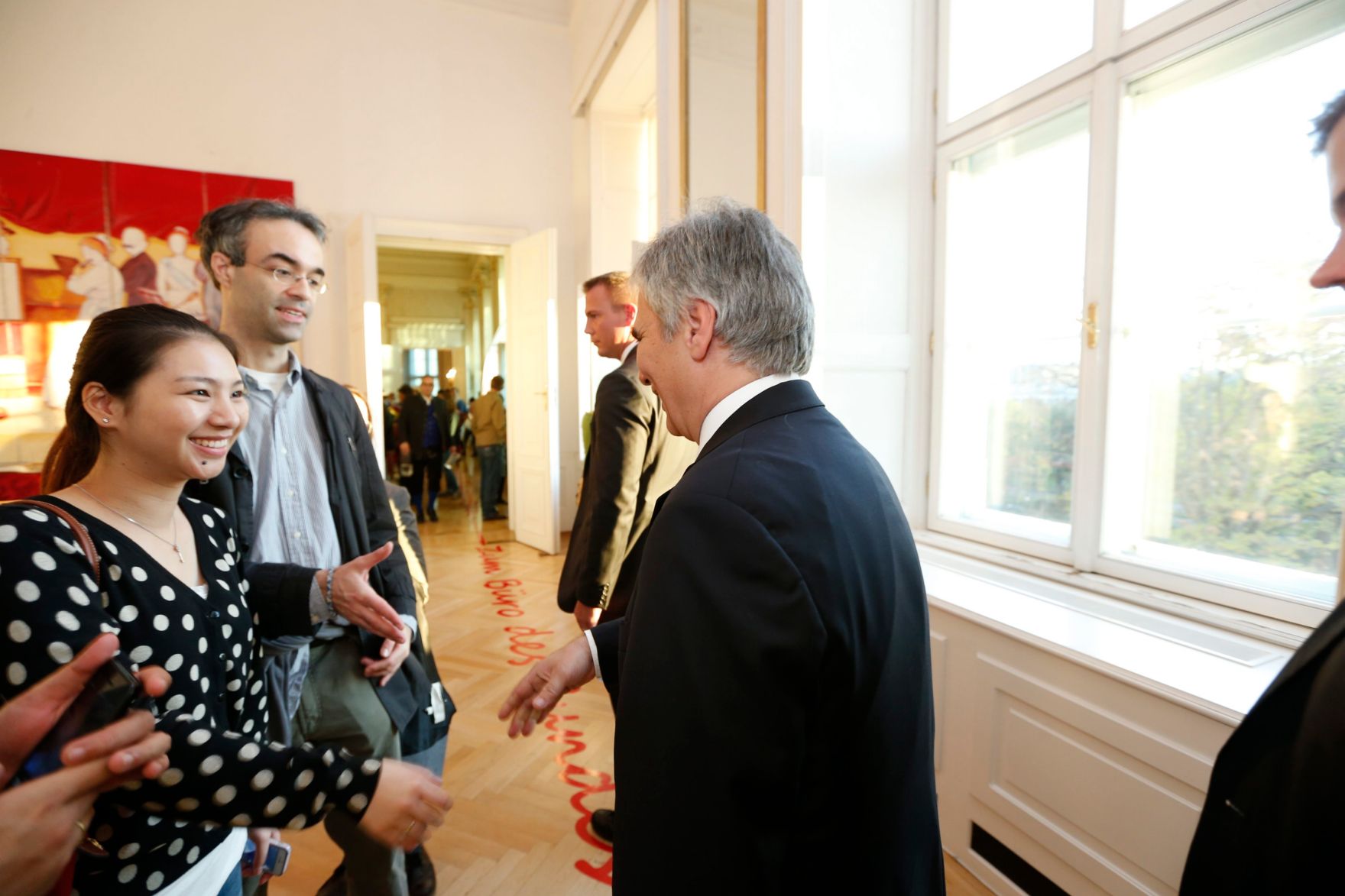 Am 26. Oktober 2013 empfing Bundeskanzler Werner Faymann im Rahmen des Nationalfeiertages Besucherinnen und Besucher im Bundeskanzleramt.