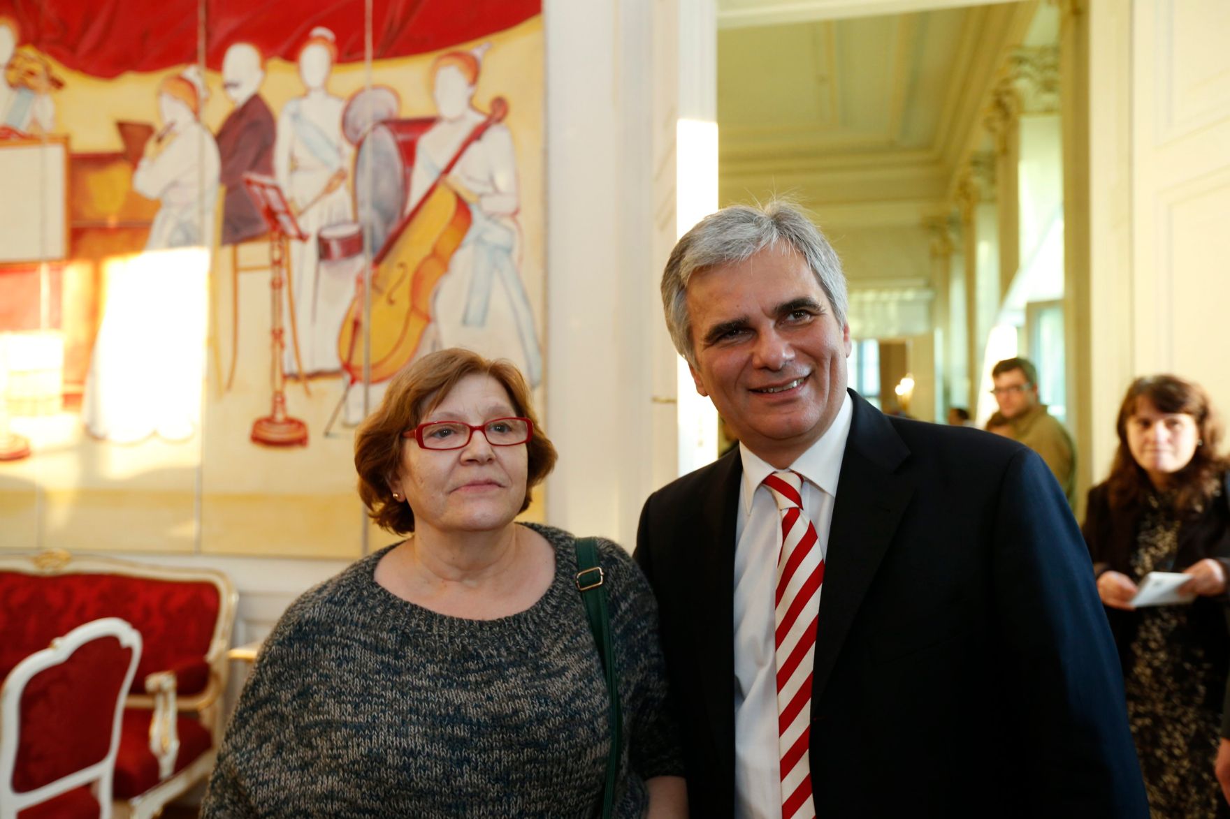 Am 26. Oktober 2013 empfing Bundeskanzler Werner Faymann im Rahmen des Nationalfeiertages Besucherinnen und Besucher im Bundeskanzleramt.