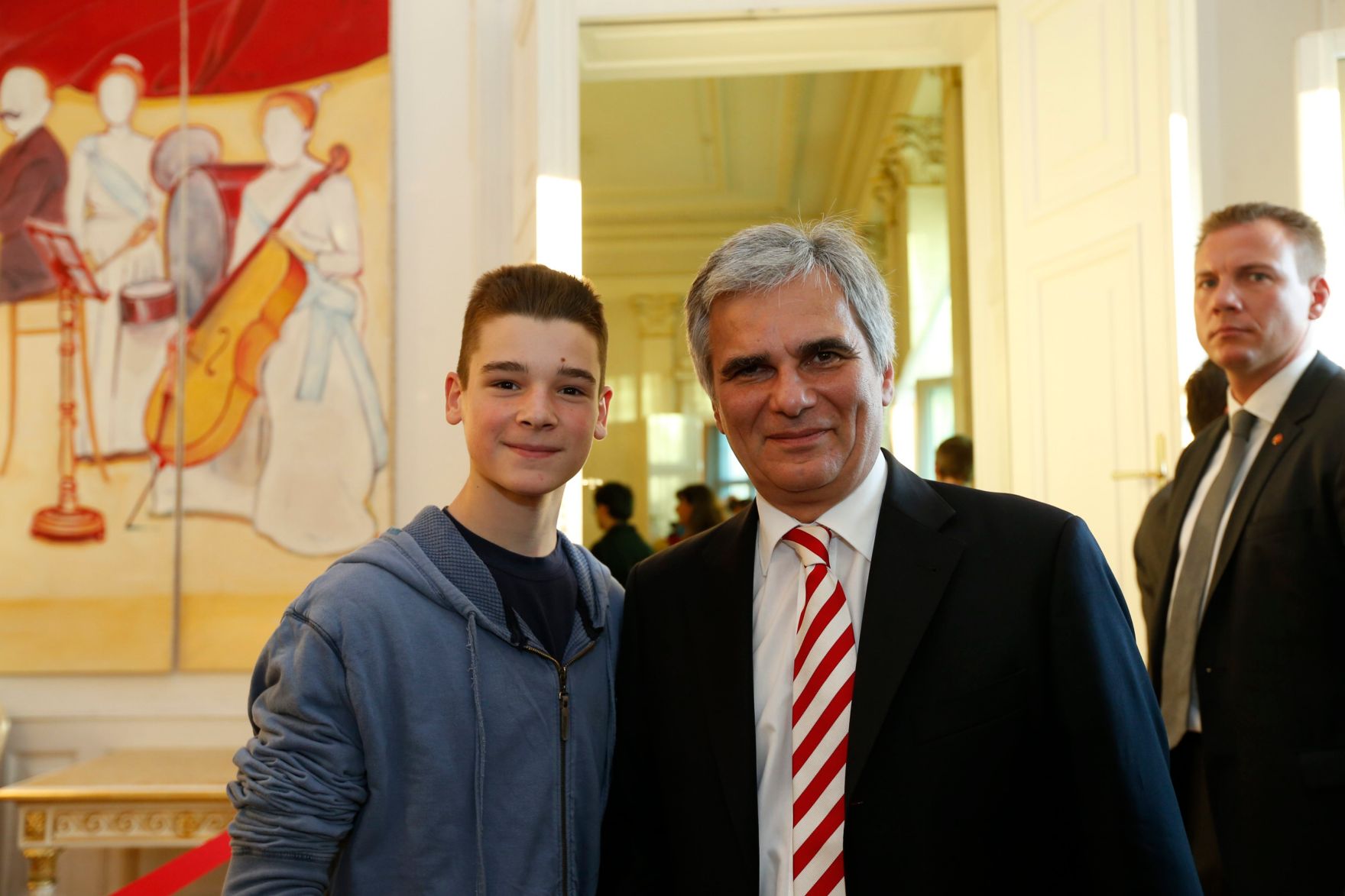 Am 26. Oktober 2013 empfing Bundeskanzler Werner Faymann im Rahmen des Nationalfeiertages Besucherinnen und Besucher im Bundeskanzleramt.