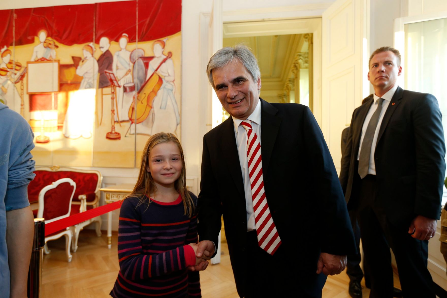Am 26. Oktober 2013 empfing Bundeskanzler Werner Faymann im Rahmen des Nationalfeiertages Besucherinnen und Besucher im Bundeskanzleramt.