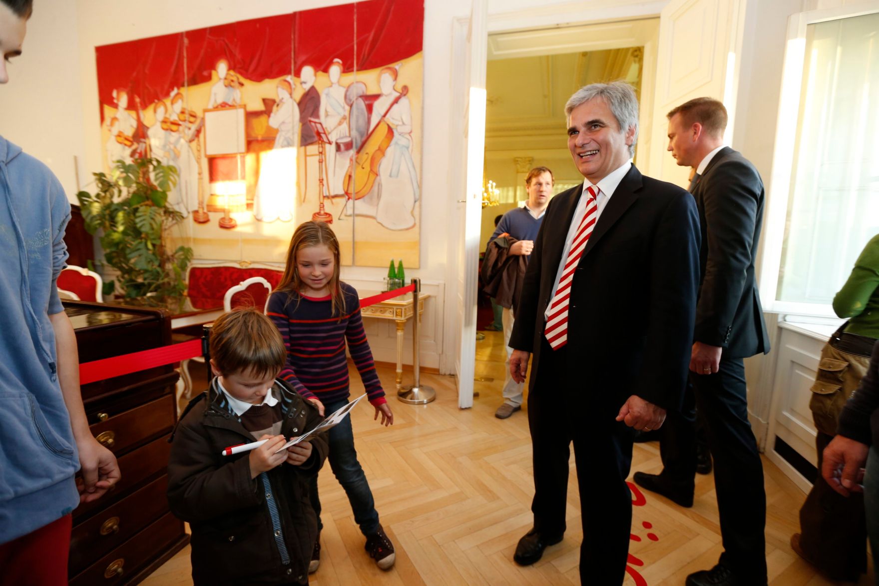 Am 26. Oktober 2013 empfing Bundeskanzler Werner Faymann im Rahmen des Nationalfeiertages Besucherinnen und Besucher im Bundeskanzleramt.