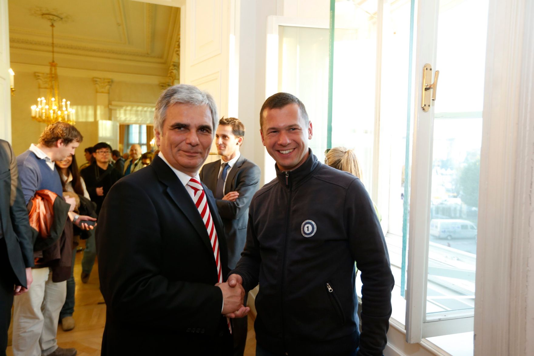 Am 26. Oktober 2013 empfing Bundeskanzler Werner Faymann im Rahmen des Nationalfeiertages Besucherinnen und Besucher im Bundeskanzleramt.