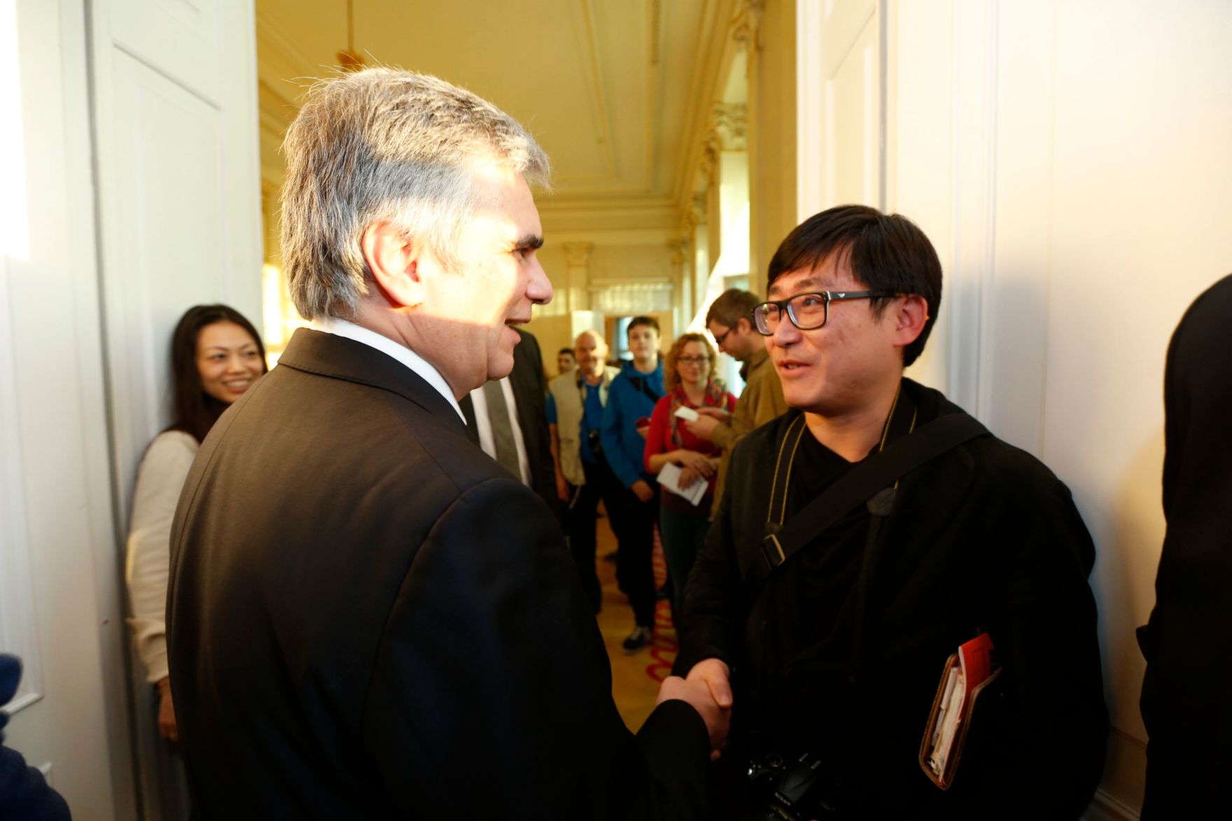Am 26. Oktober 2013 empfing Bundeskanzler Werner Faymann im Rahmen des Nationalfeiertages Besucherinnen und Besucher im Bundeskanzleramt.