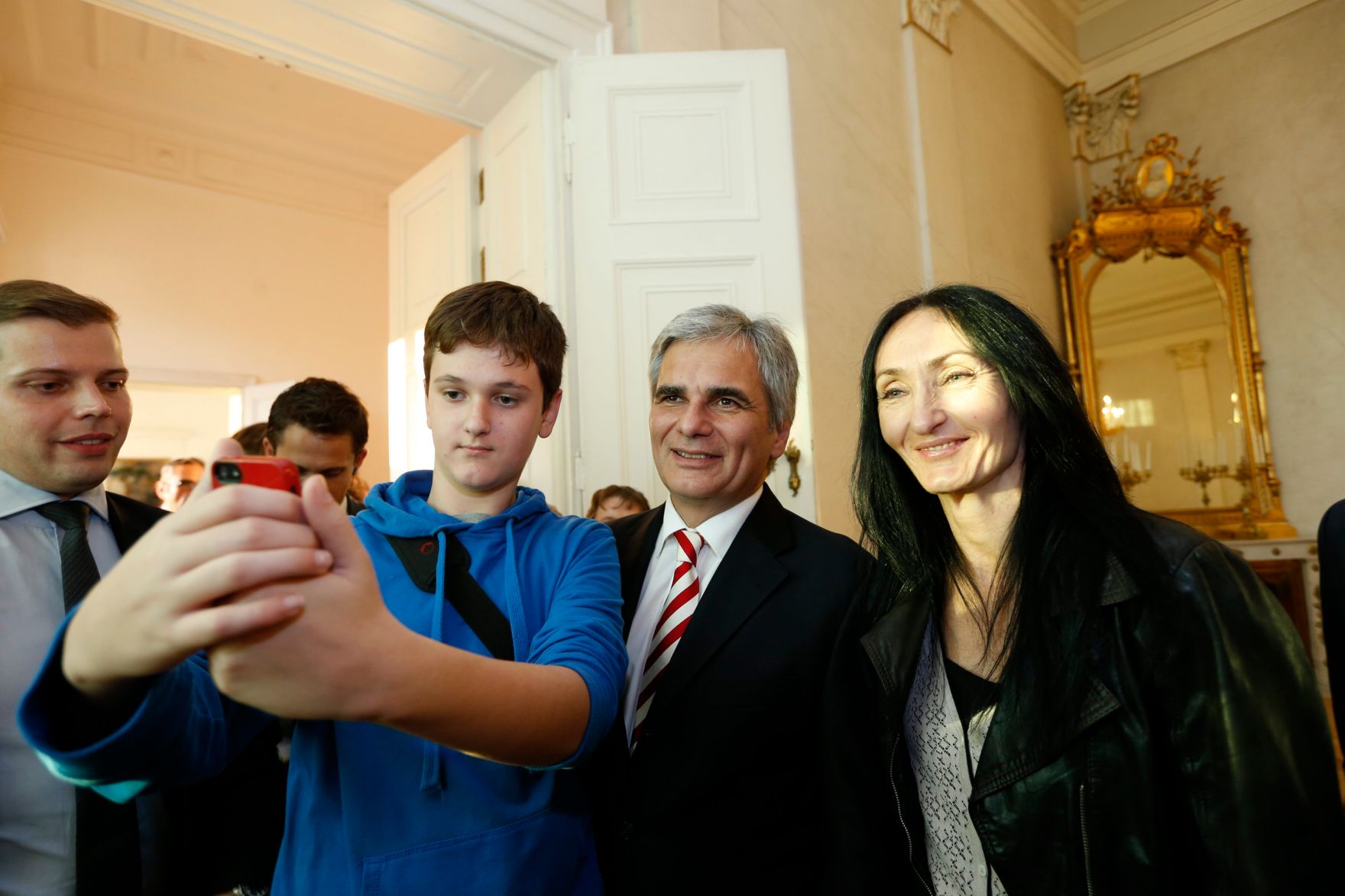 Am 26. Oktober 2013 empfing Bundeskanzler Werner Faymann im Rahmen des Nationalfeiertages Besucherinnen und Besucher im Bundeskanzleramt.