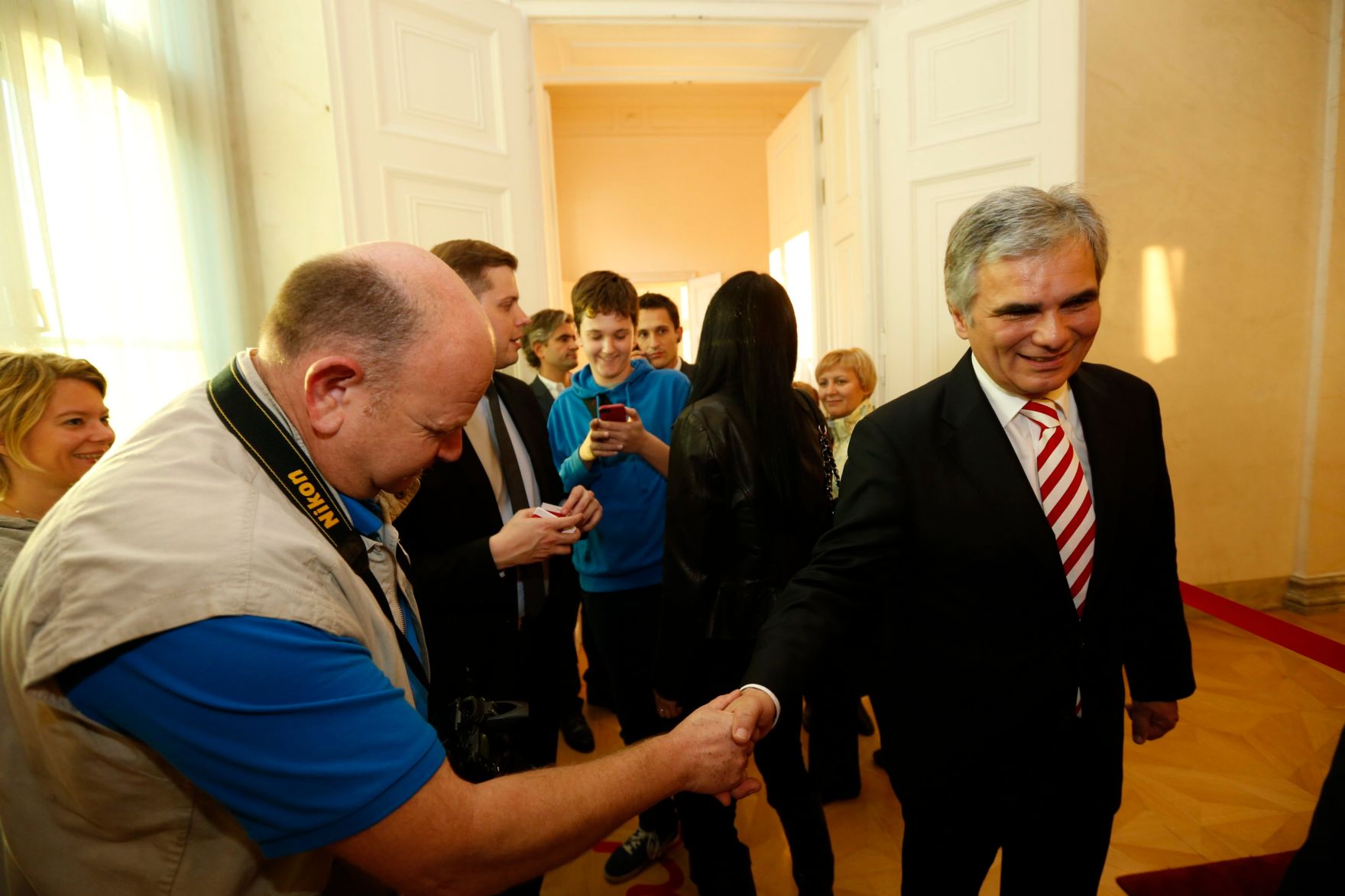 Am 26. Oktober 2013 empfing Bundeskanzler Werner Faymann im Rahmen des Nationalfeiertages Besucherinnen und Besucher im Bundeskanzleramt.