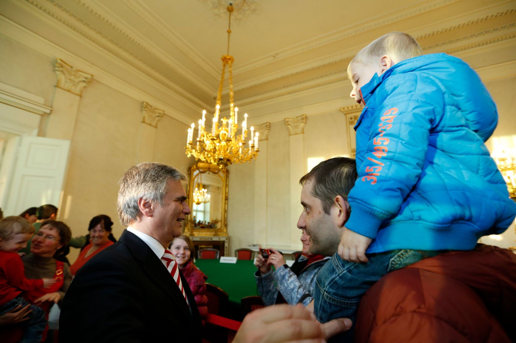 Am 26. Oktober 2013 empfing Bundeskanzler Werner Faymann im Rahmen des Nationalfeiertages Besucherinnen und Besucher im Bundeskanzleramt.