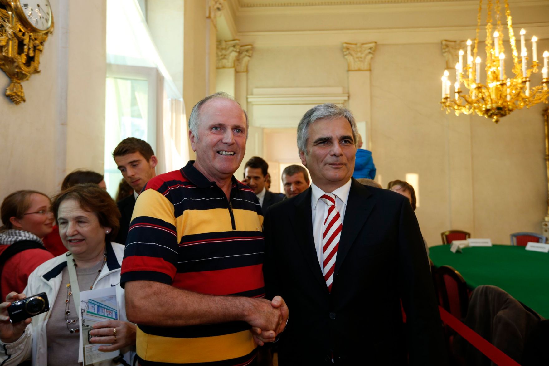 Am 26. Oktober 2013 empfing Bundeskanzler Werner Faymann im Rahmen des Nationalfeiertages Besucherinnen und Besucher im Bundeskanzleramt.