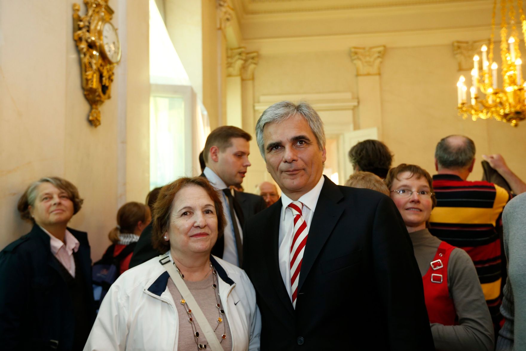 Am 26. Oktober 2013 empfing Bundeskanzler Werner Faymann im Rahmen des Nationalfeiertages Besucherinnen und Besucher im Bundeskanzleramt.