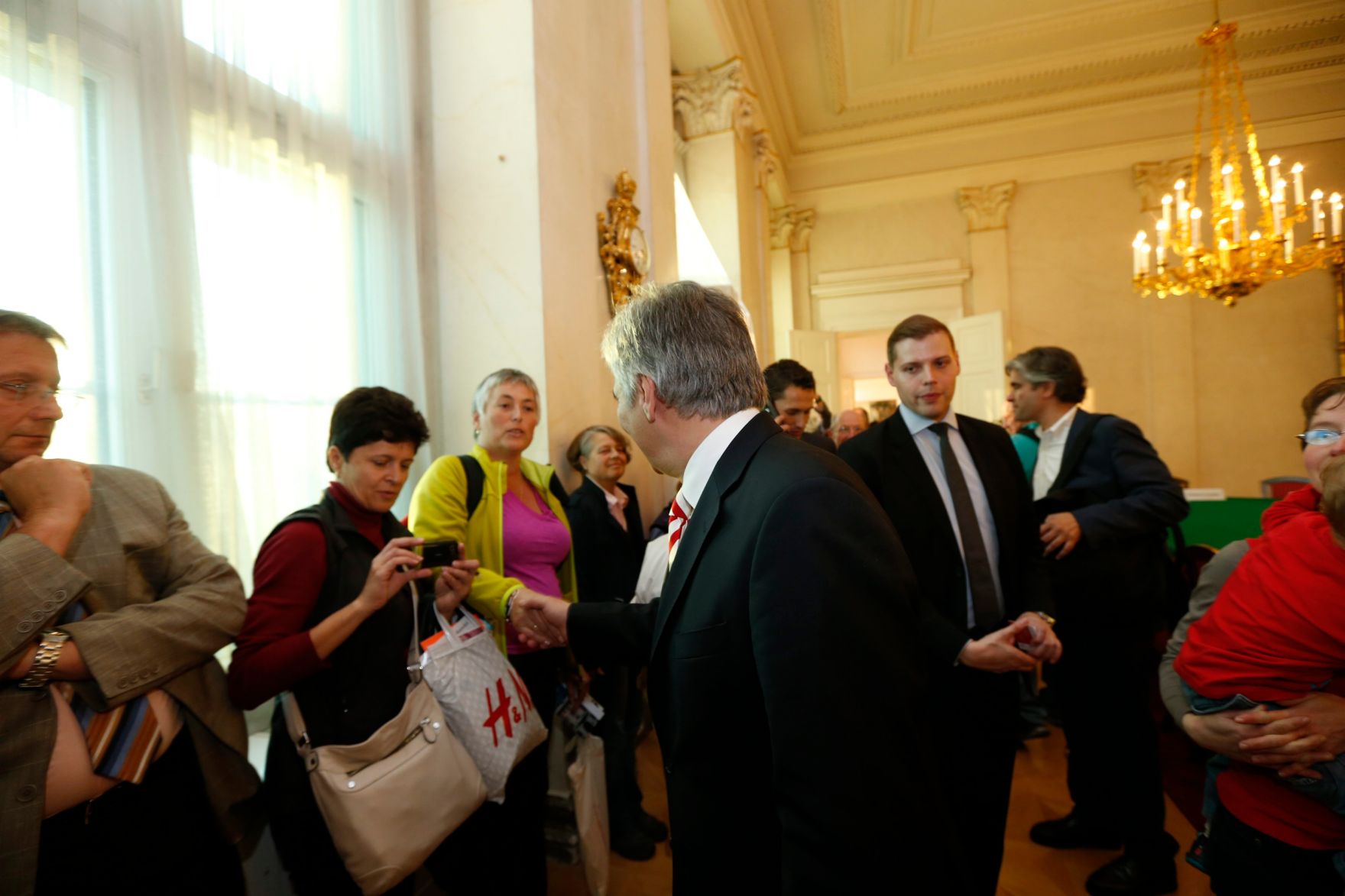 Am 26. Oktober 2013 empfing Bundeskanzler Werner Faymann im Rahmen des Nationalfeiertages Besucherinnen und Besucher im Bundeskanzleramt.