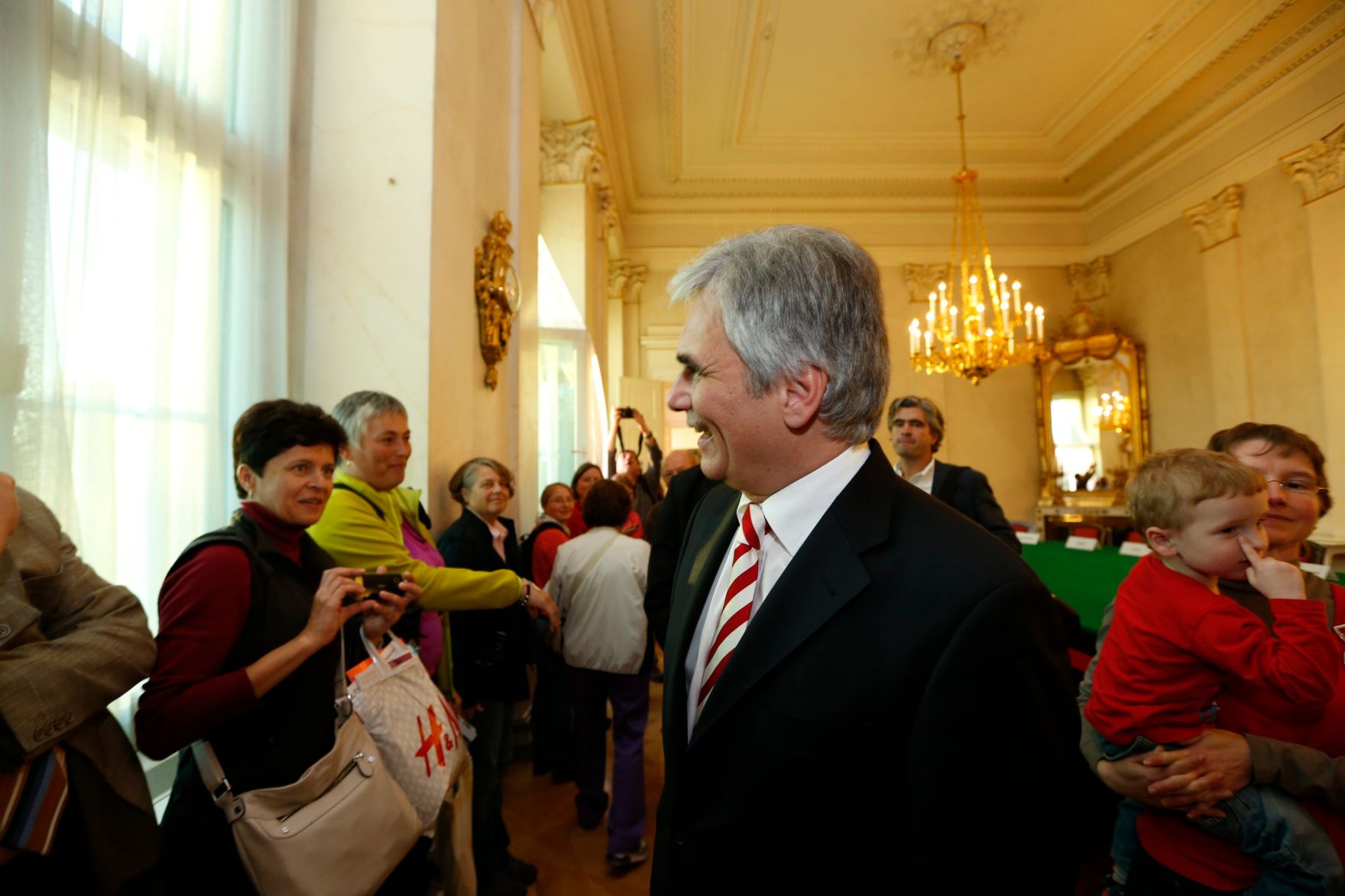 Am 26. Oktober 2013 empfing Bundeskanzler Werner Faymann im Rahmen des Nationalfeiertages Besucherinnen und Besucher im Bundeskanzleramt.