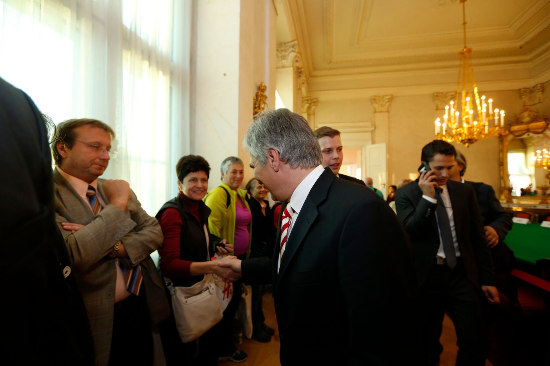 Am 26. Oktober 2013 empfing Bundeskanzler Werner Faymann im Rahmen des Nationalfeiertages Besucherinnen und Besucher im Bundeskanzleramt.