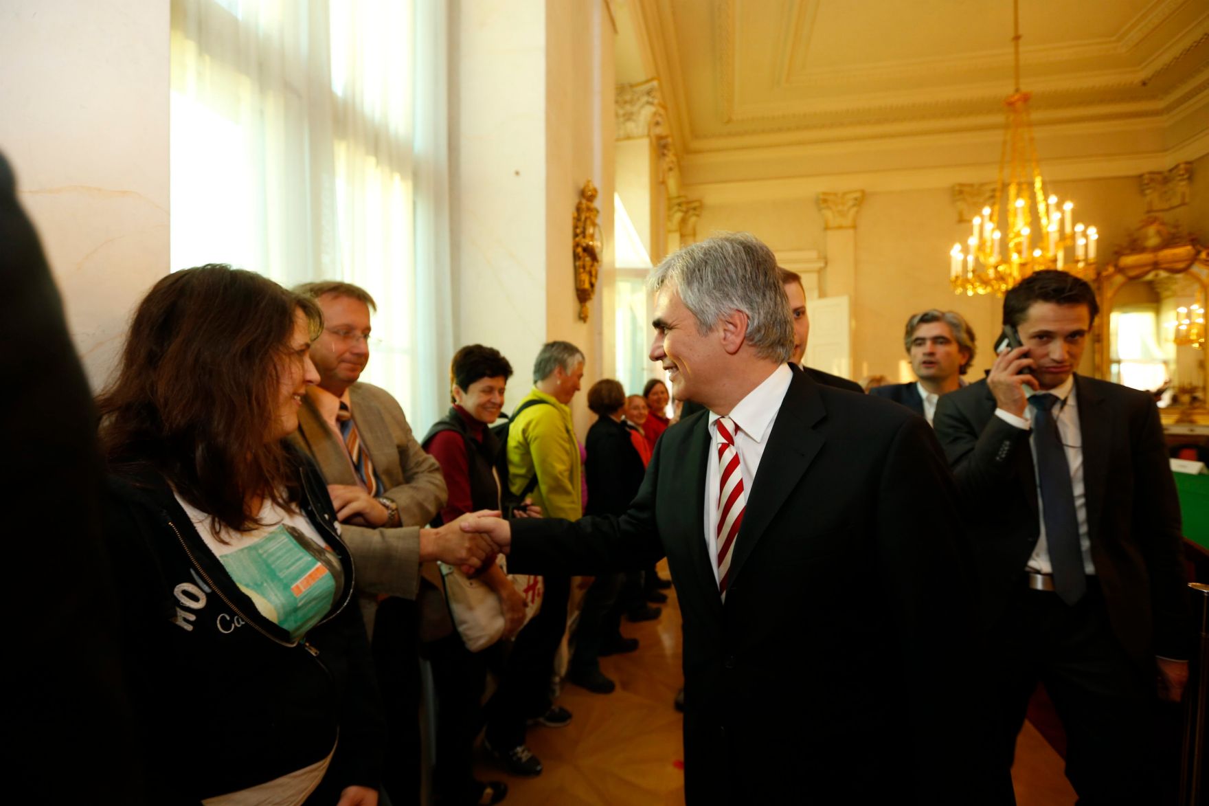 Am 26. Oktober 2013 empfing Bundeskanzler Werner Faymann im Rahmen des Nationalfeiertages Besucherinnen und Besucher im Bundeskanzleramt.