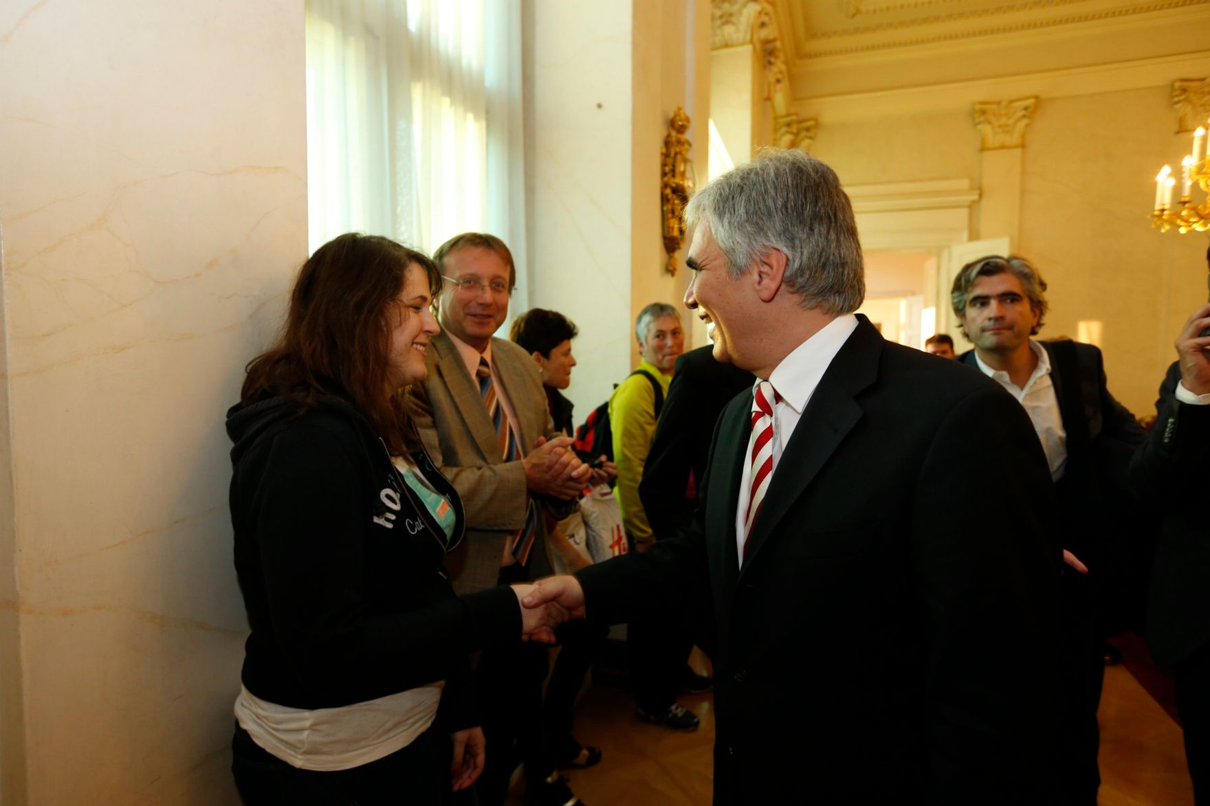 Am 26. Oktober 2013 empfing Bundeskanzler Werner Faymann im Rahmen des Nationalfeiertages Besucherinnen und Besucher im Bundeskanzleramt.