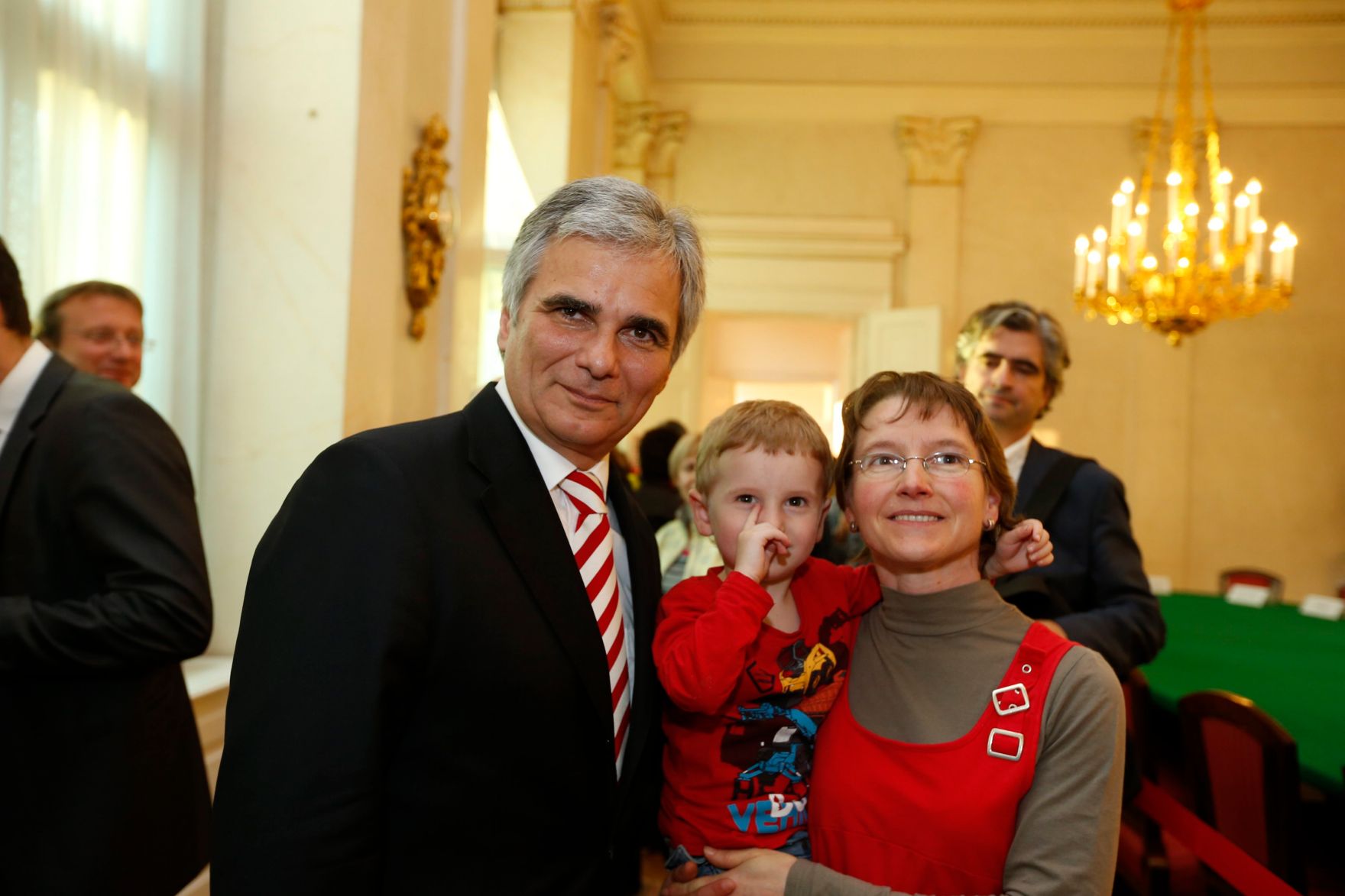 Am 26. Oktober 2013 empfing Bundeskanzler Werner Faymann im Rahmen des Nationalfeiertages Besucherinnen und Besucher im Bundeskanzleramt.