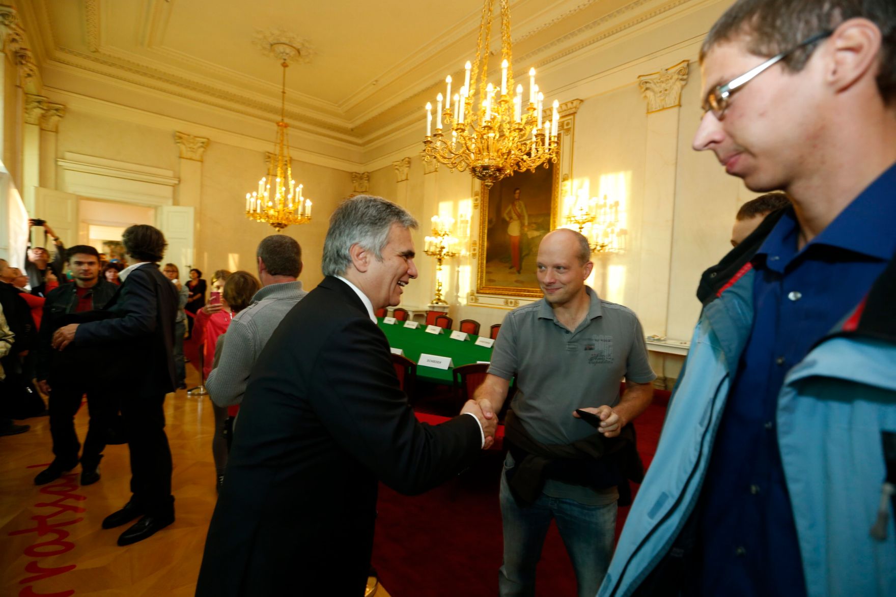 Am 26. Oktober 2013 empfing Bundeskanzler Werner Faymann im Rahmen des Nationalfeiertages Besucherinnen und Besucher im Bundeskanzleramt.