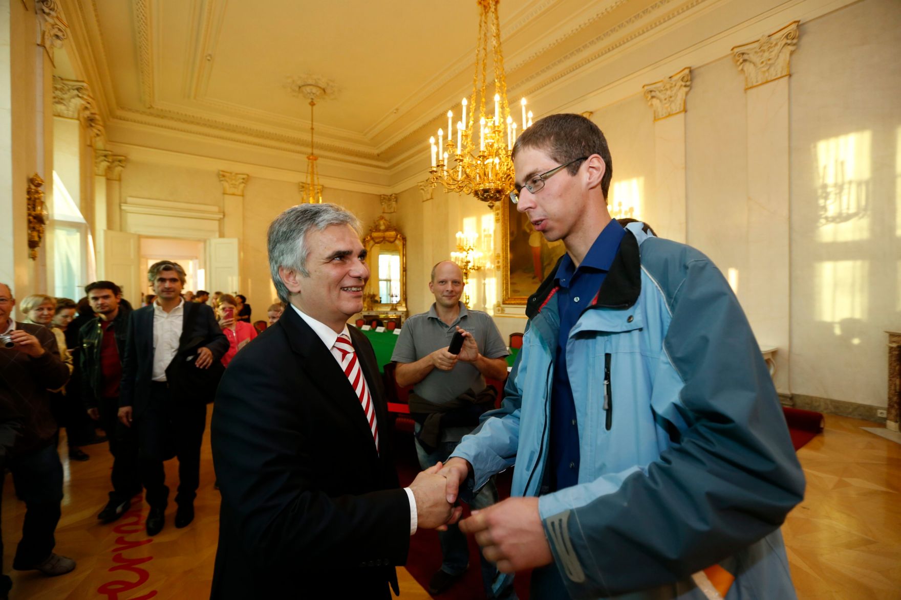 Am 26. Oktober 2013 empfing Bundeskanzler Werner Faymann im Rahmen des Nationalfeiertages Besucherinnen und Besucher im Bundeskanzleramt.
