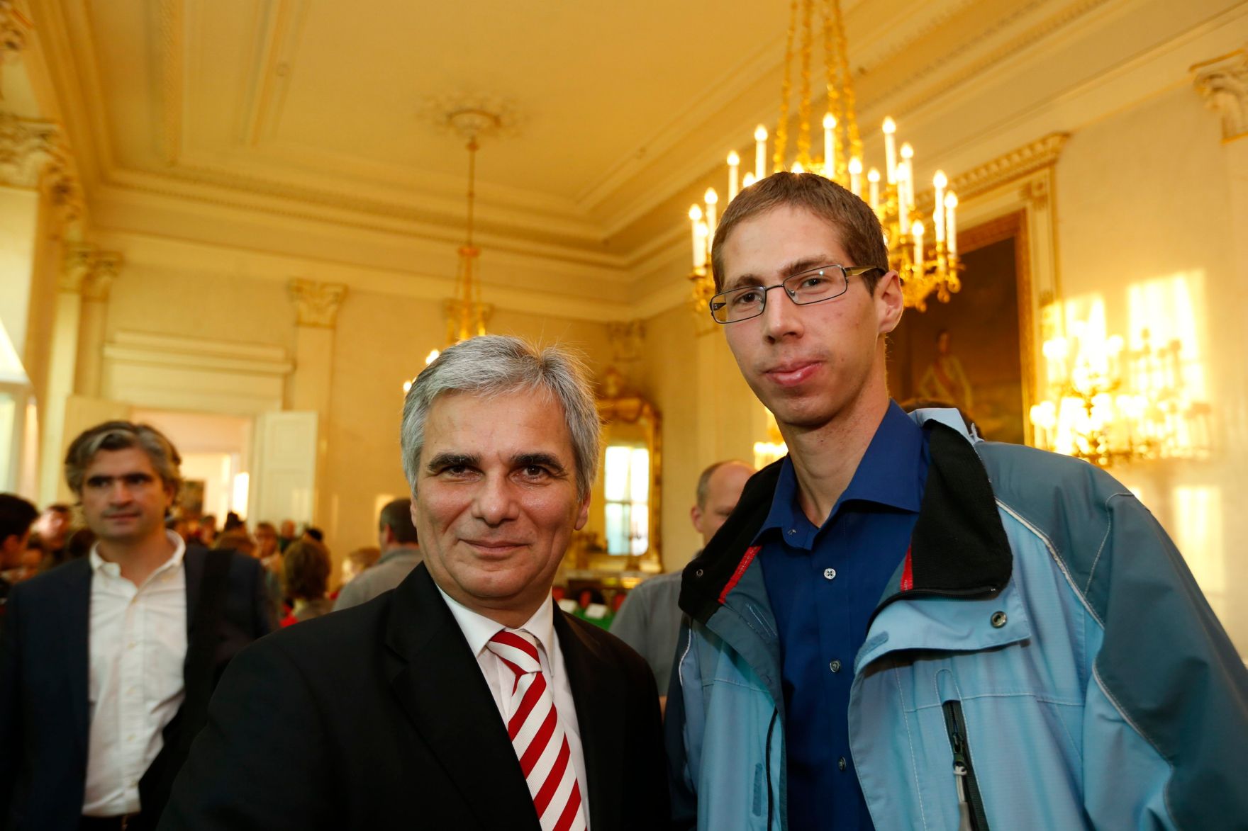 Am 26. Oktober 2013 empfing Bundeskanzler Werner Faymann im Rahmen des Nationalfeiertages Besucherinnen und Besucher im Bundeskanzleramt.