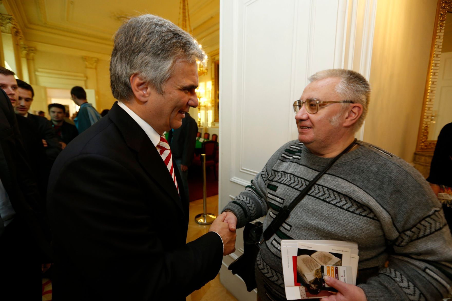 Am 26. Oktober 2013 empfing Bundeskanzler Werner Faymann im Rahmen des Nationalfeiertages Besucherinnen und Besucher im Bundeskanzleramt.
