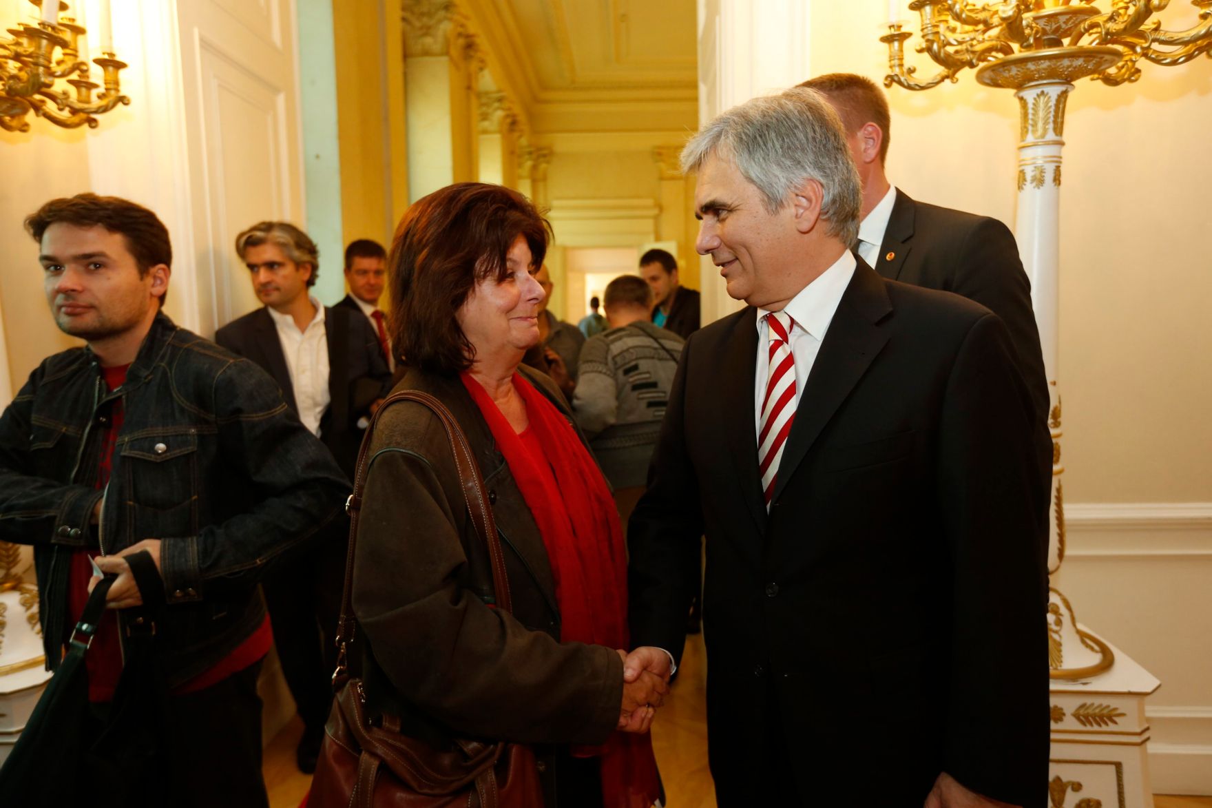 Am 26. Oktober 2013 empfing Bundeskanzler Werner Faymann im Rahmen des Nationalfeiertages Besucherinnen und Besucher im Bundeskanzleramt.
