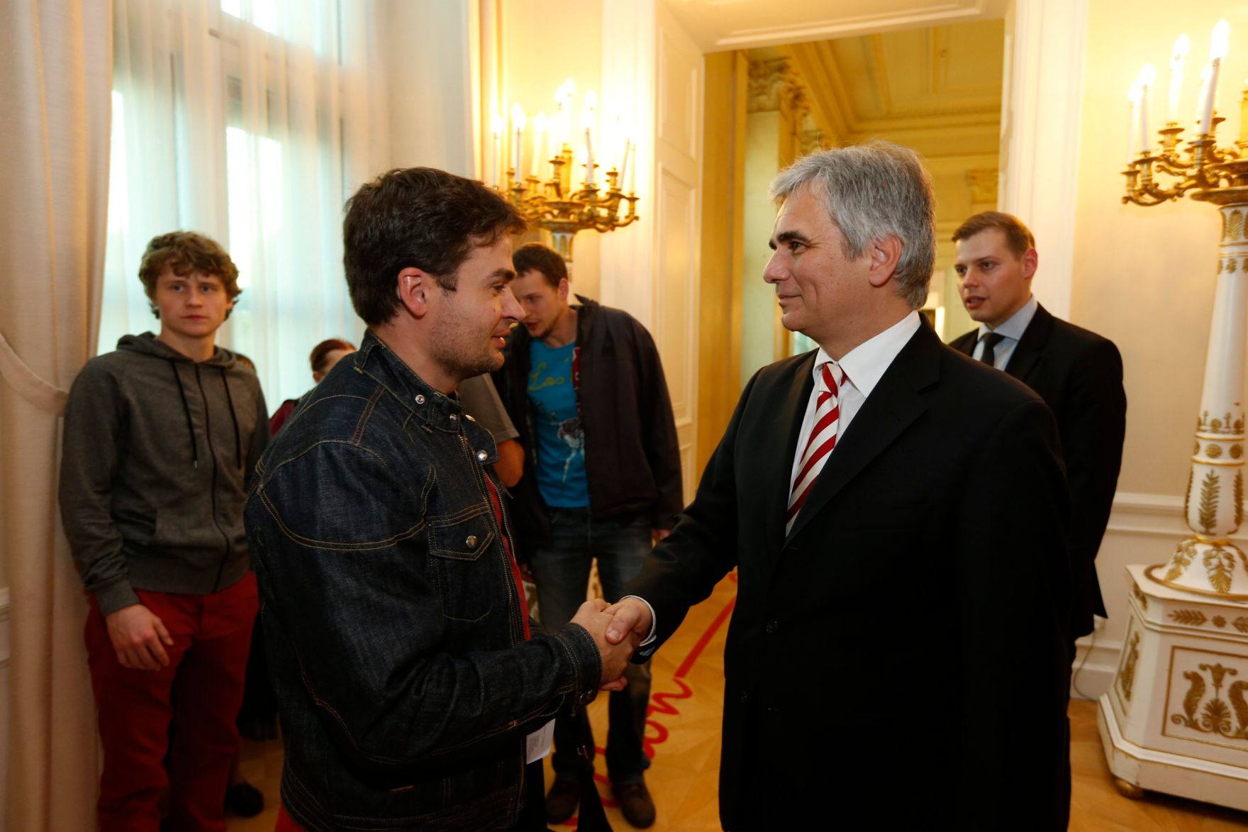 Am 26. Oktober 2013 empfing Bundeskanzler Werner Faymann im Rahmen des Nationalfeiertages Besucherinnen und Besucher im Bundeskanzleramt.