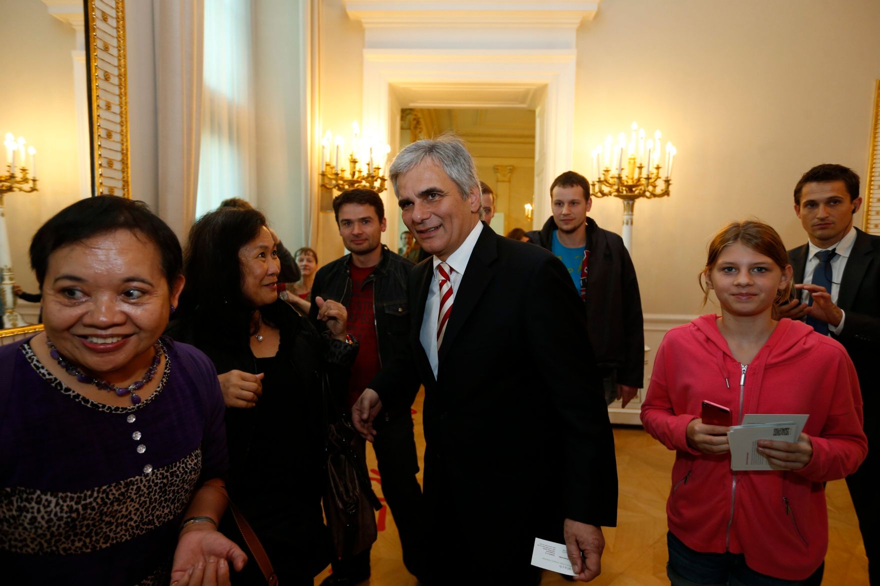 Am 26. Oktober 2013 empfing Bundeskanzler Werner Faymann im Rahmen des Nationalfeiertages Besucherinnen und Besucher im Bundeskanzleramt.