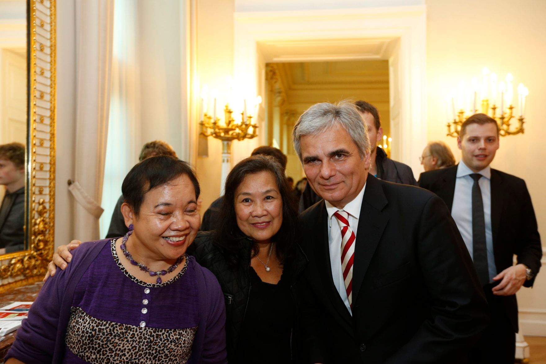 Am 26. Oktober 2013 empfing Bundeskanzler Werner Faymann im Rahmen des Nationalfeiertages Besucherinnen und Besucher im Bundeskanzleramt.
