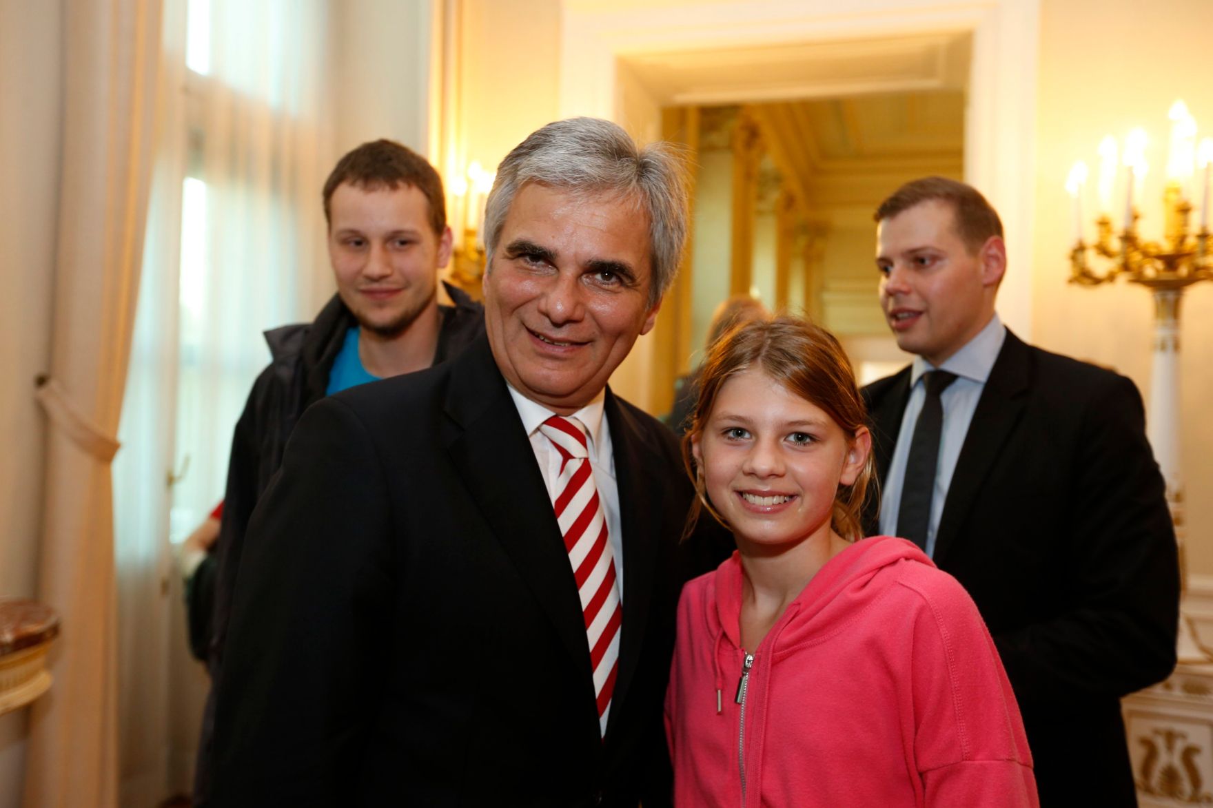 Am 26. Oktober 2013 empfing Bundeskanzler Werner Faymann im Rahmen des Nationalfeiertages Besucherinnen und Besucher im Bundeskanzleramt.