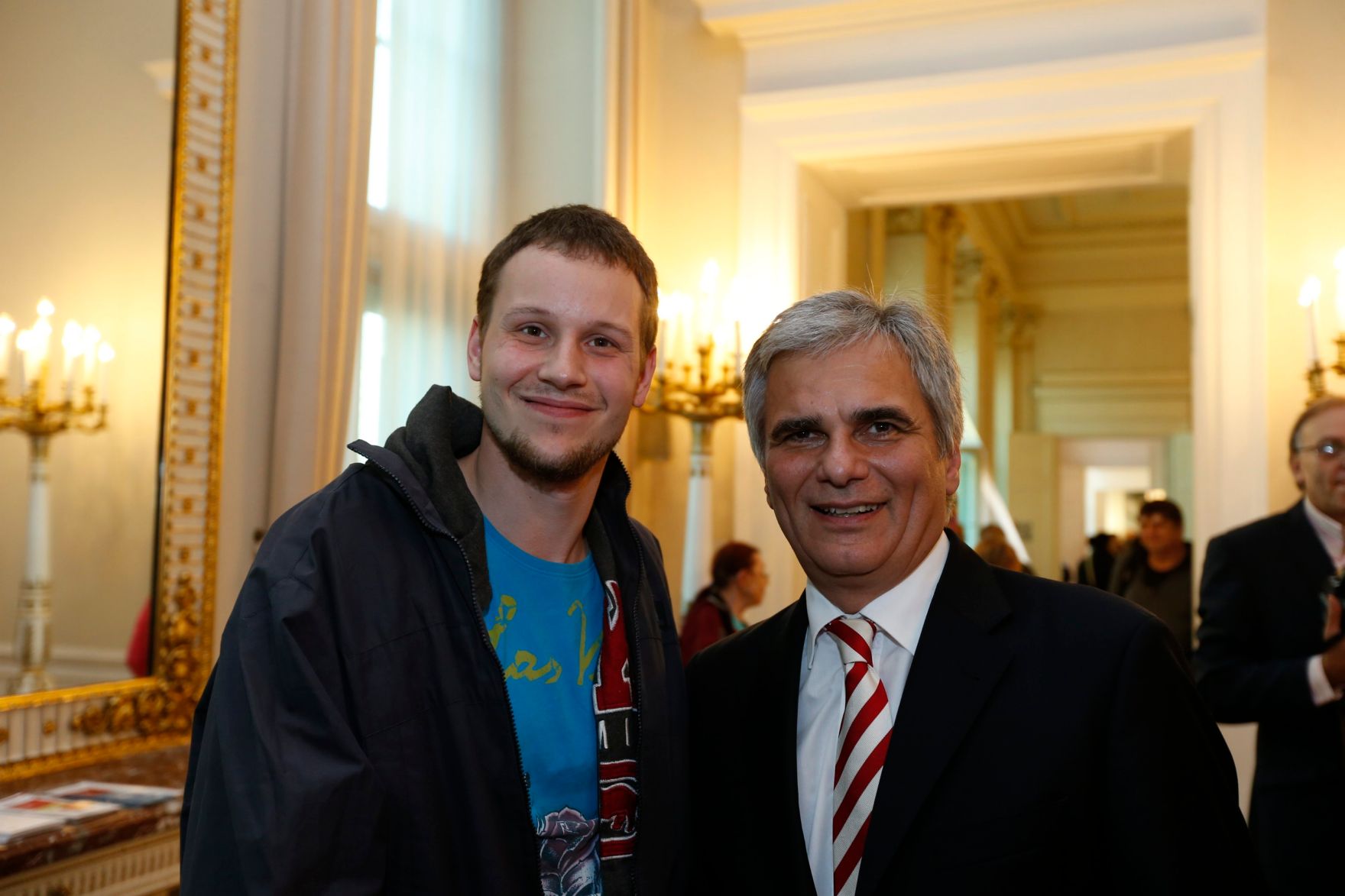 Am 26. Oktober 2013 empfing Bundeskanzler Werner Faymann im Rahmen des Nationalfeiertages Besucherinnen und Besucher im Bundeskanzleramt.