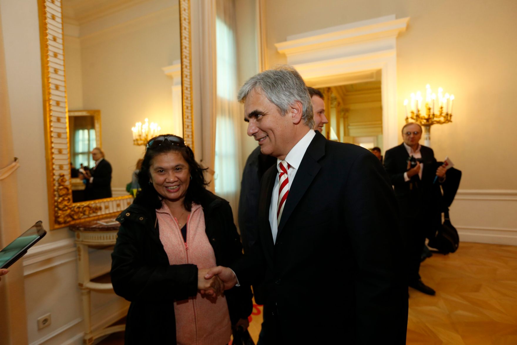 Am 26. Oktober 2013 empfing Bundeskanzler Werner Faymann im Rahmen des Nationalfeiertages Besucherinnen und Besucher im Bundeskanzleramt.