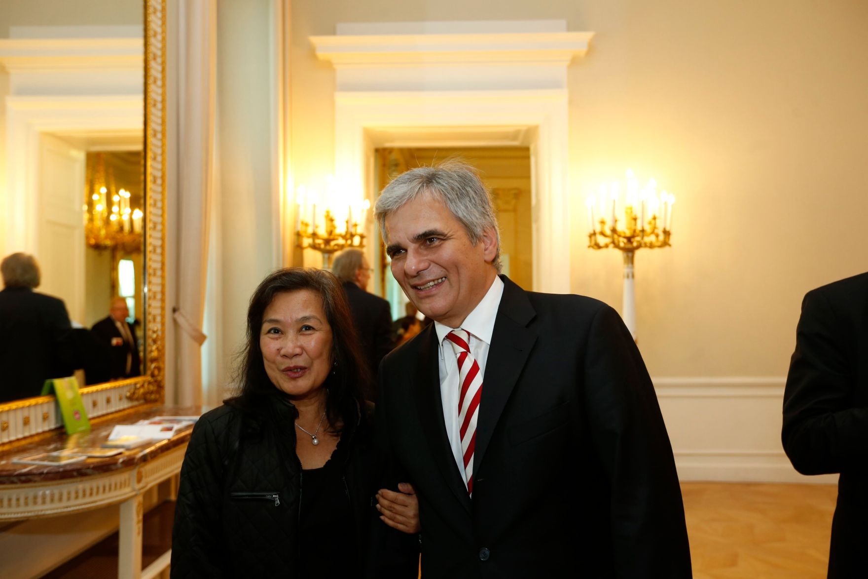 Am 26. Oktober 2013 empfing Bundeskanzler Werner Faymann im Rahmen des Nationalfeiertages Besucherinnen und Besucher im Bundeskanzleramt.