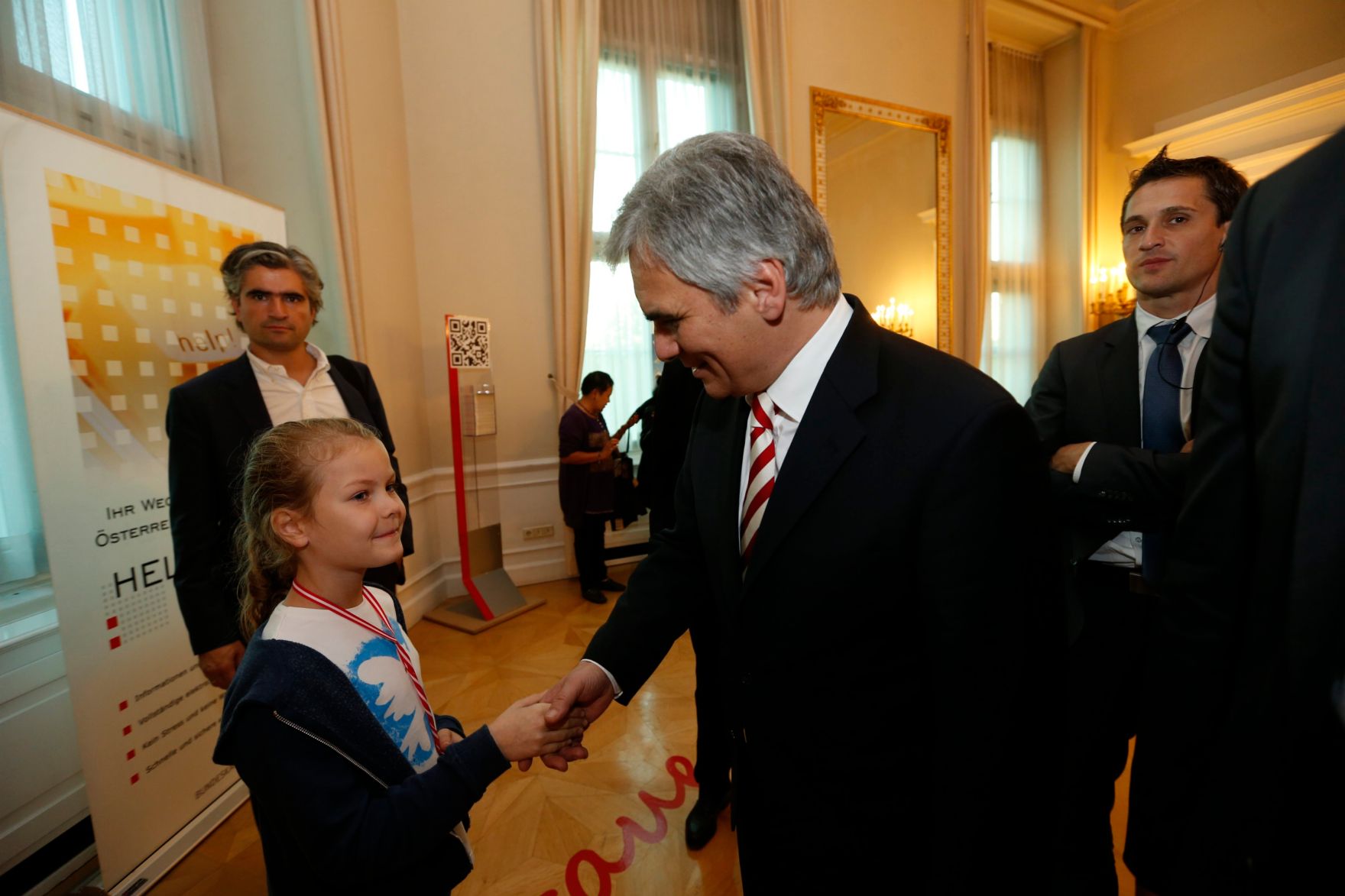 Am 26. Oktober 2013 empfing Bundeskanzler Werner Faymann im Rahmen des Nationalfeiertages Besucherinnen und Besucher im Bundeskanzleramt.