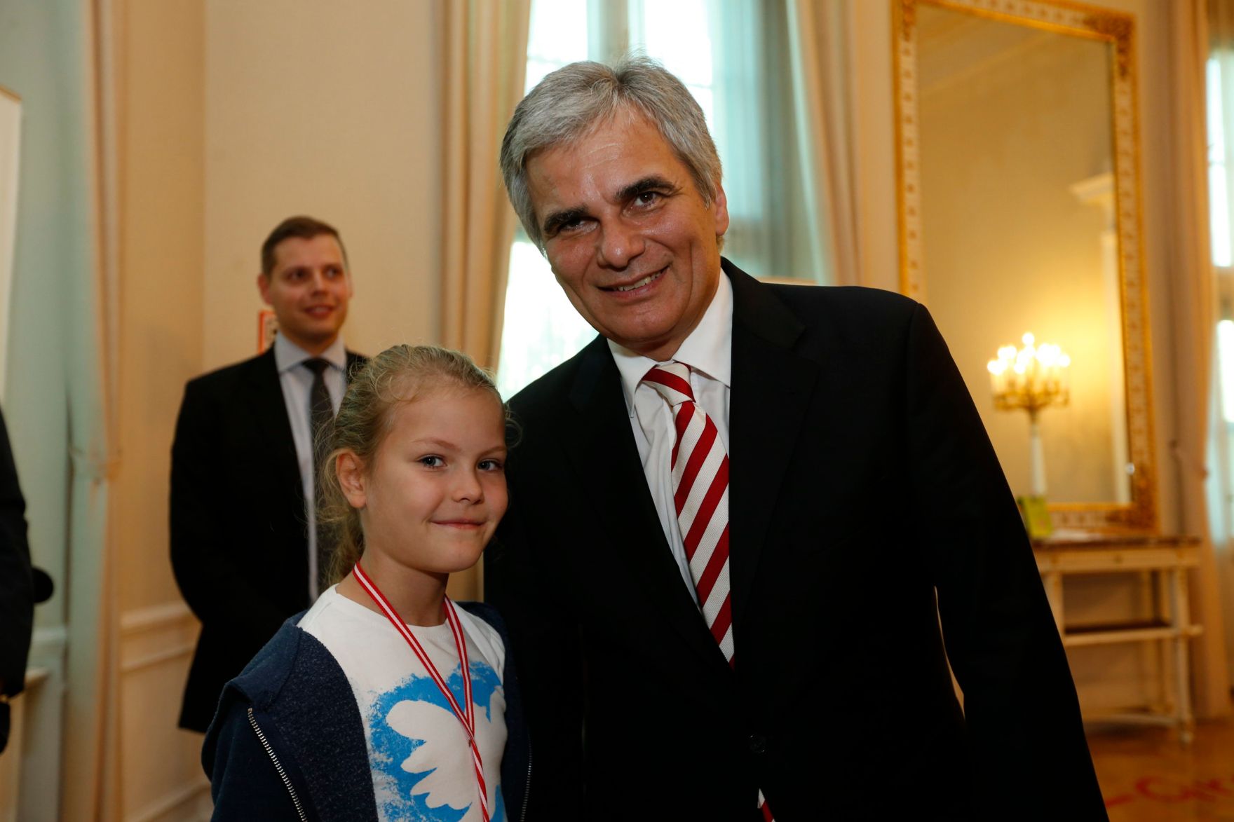 Am 26. Oktober 2013 empfing Bundeskanzler Werner Faymann im Rahmen des Nationalfeiertages Besucherinnen und Besucher im Bundeskanzleramt.