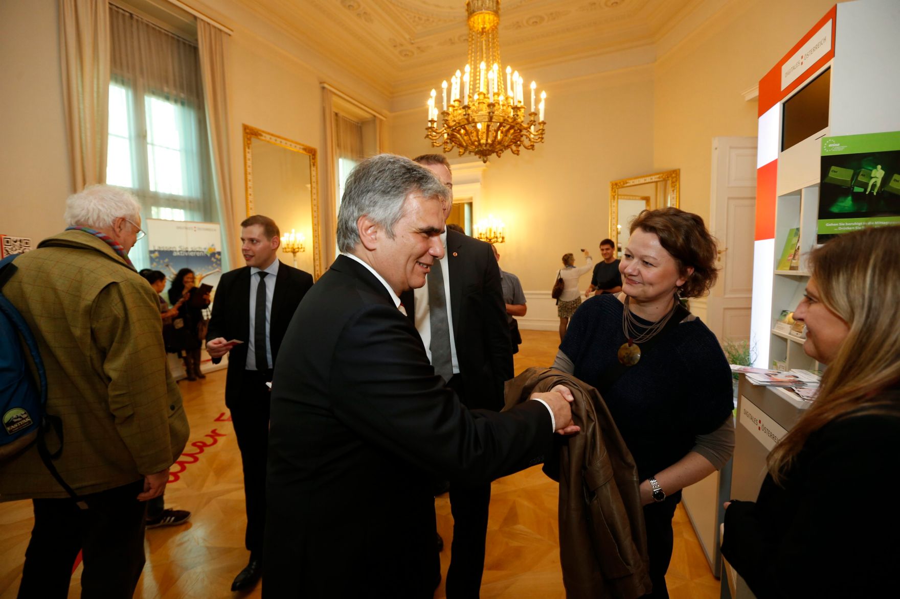 Am 26. Oktober 2013 empfing Bundeskanzler Werner Faymann im Rahmen des Nationalfeiertages Besucherinnen und Besucher im Bundeskanzleramt.