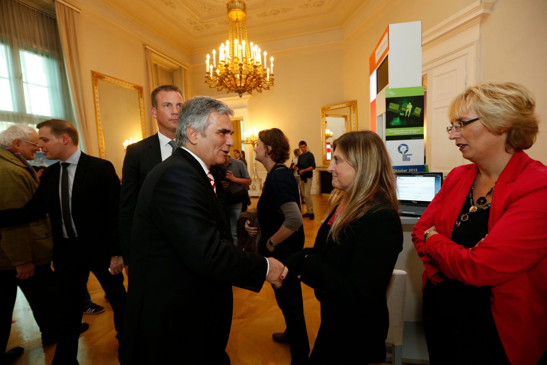 Am 26. Oktober 2013 empfing Bundeskanzler Werner Faymann im Rahmen des Nationalfeiertages Besucherinnen und Besucher im Bundeskanzleramt.