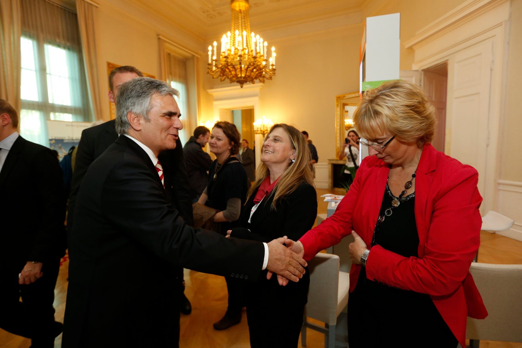 Am 26. Oktober 2013 empfing Bundeskanzler Werner Faymann im Rahmen des Nationalfeiertages Besucherinnen und Besucher im Bundeskanzleramt.