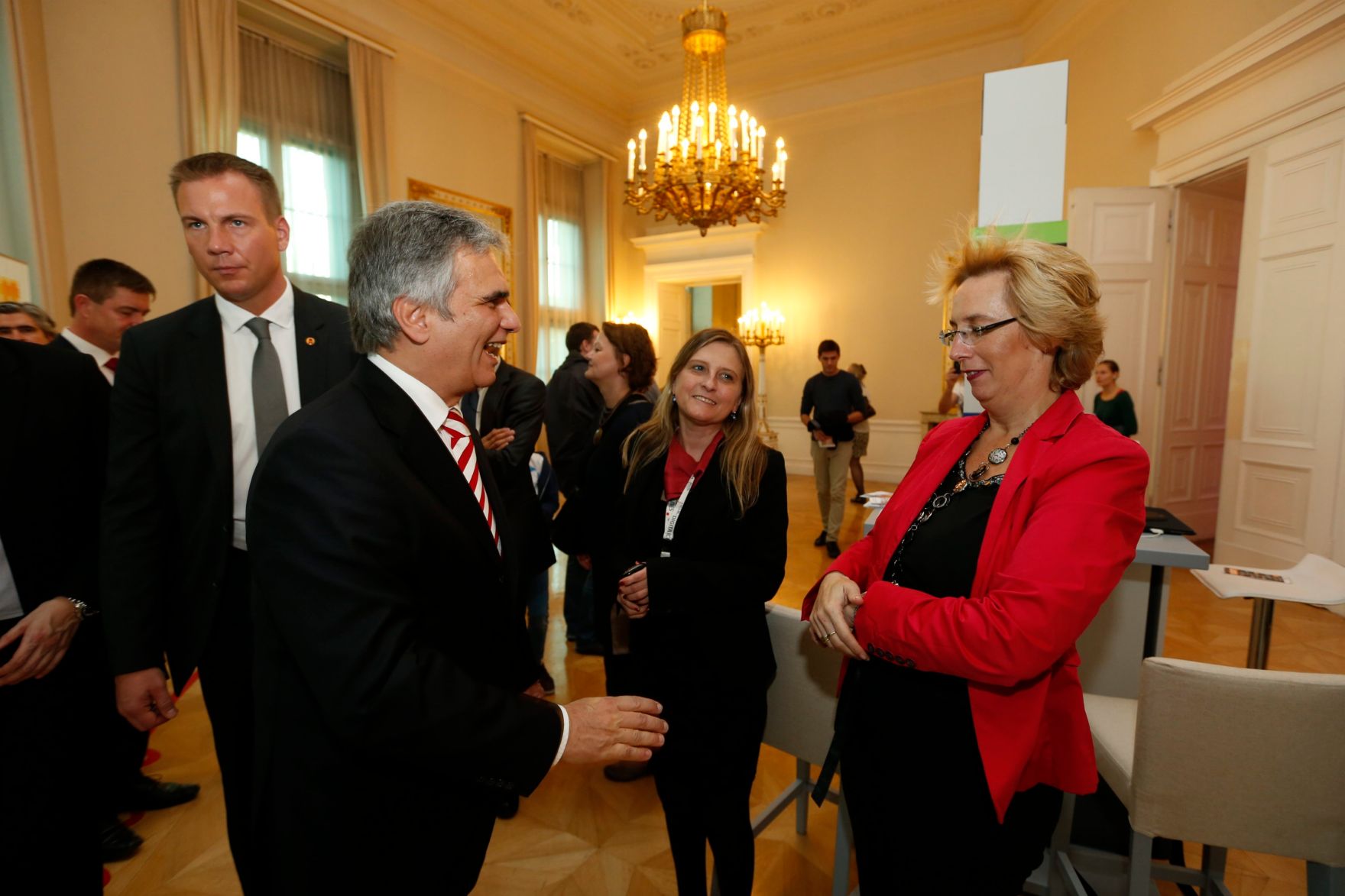 Am 26. Oktober 2013 empfing Bundeskanzler Werner Faymann im Rahmen des Nationalfeiertages Besucherinnen und Besucher im Bundeskanzleramt.